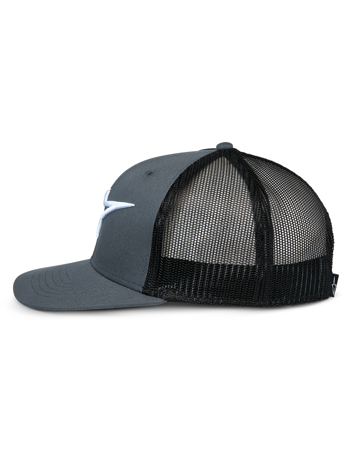 Alpinestars Corp Trucker, boné estilo trucker, cinzento e preto, vista de perfil lateral mostrando a aba plana, coroa cinzenta estruturada, painéis traseiros em malha preta e logótipo bordado a branco, acessório casual inspirado no desporto motorizado