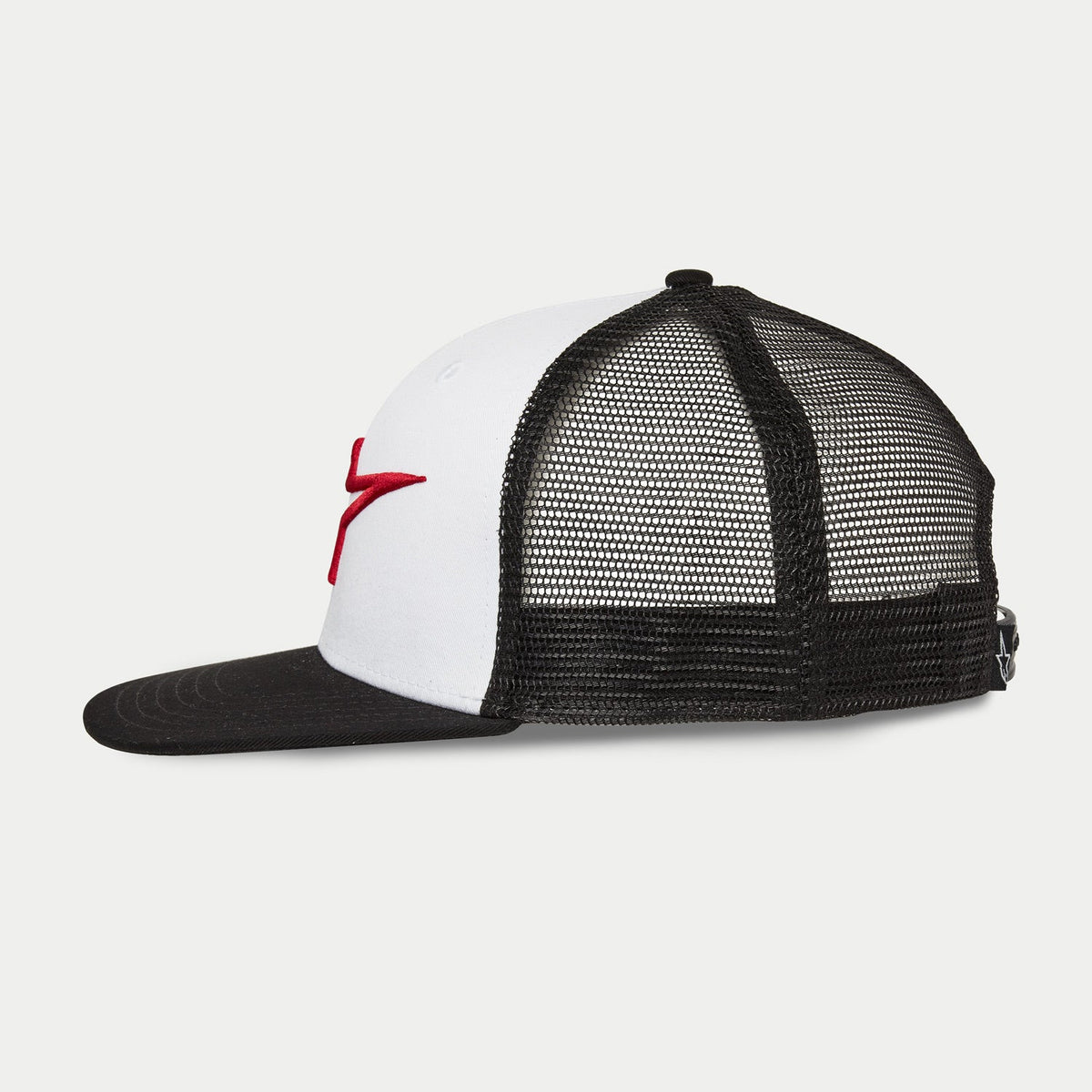 Boné Alpinestars Corp Trucker, vista lateral, branco e preto, logótipo bordado em 3D vermelho na lateral, traseira em malha preta com pala reta preta, coroa estruturada para vestuário desportivo casual
