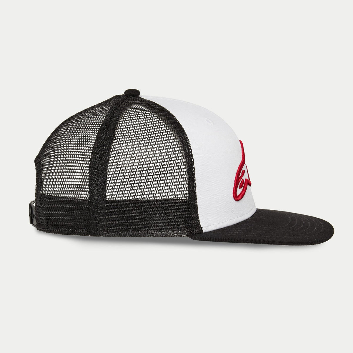 Alpinestars Corp Trucker Hat, branco e preto, perfil lateral com painel frontal branco e logótipo bordado em 3D vermelho, pala plana preta e parte traseira em malha, streetwear casual de motorsport
