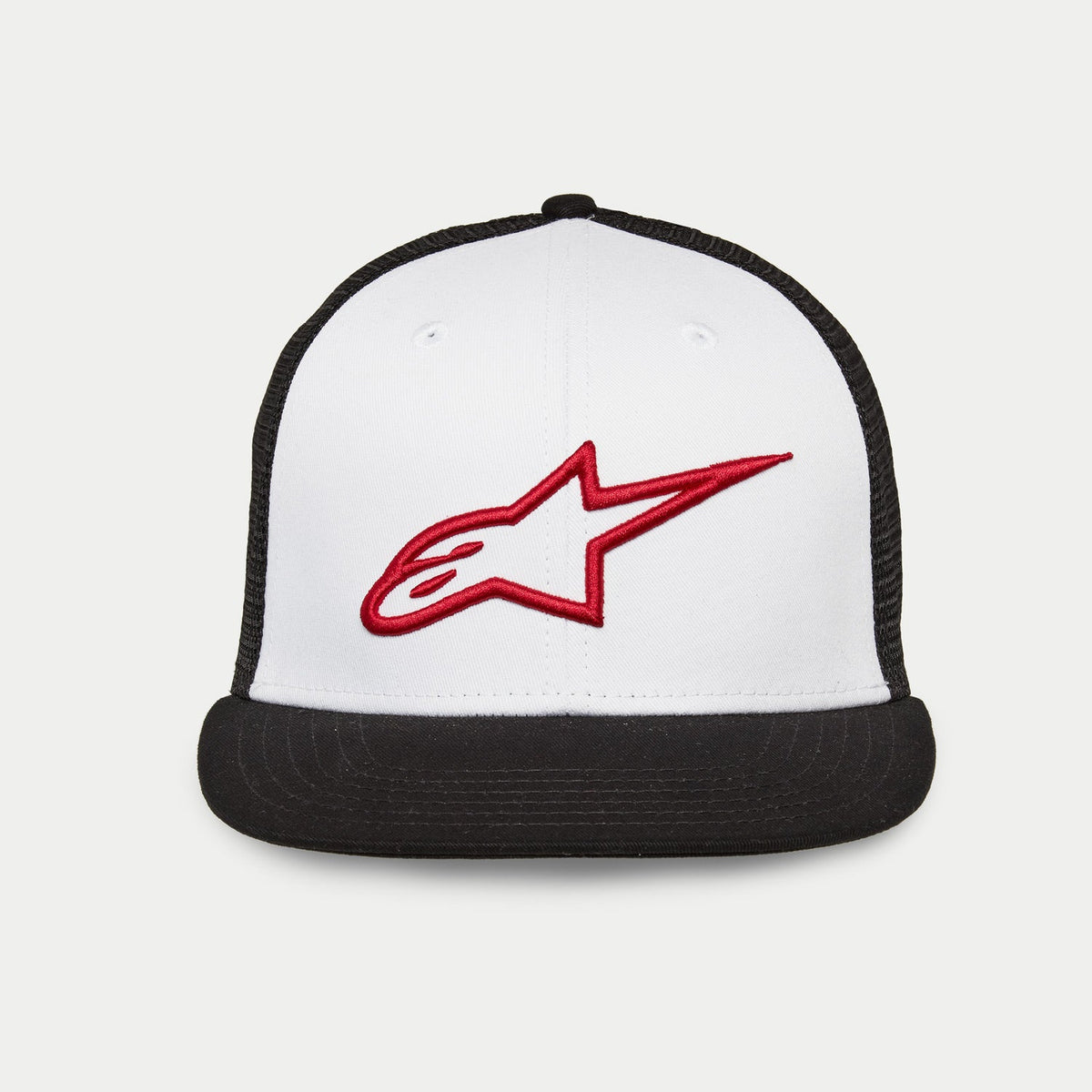 Alpinestars Corp Trucker Hat, boné trucker de pala reta com coroa estruturada, painel frontal branco com parte traseira em malha preta e pala preta, logótipo Alpinestars bordado em 3D a vermelho, acessório casual para desportos motorizados