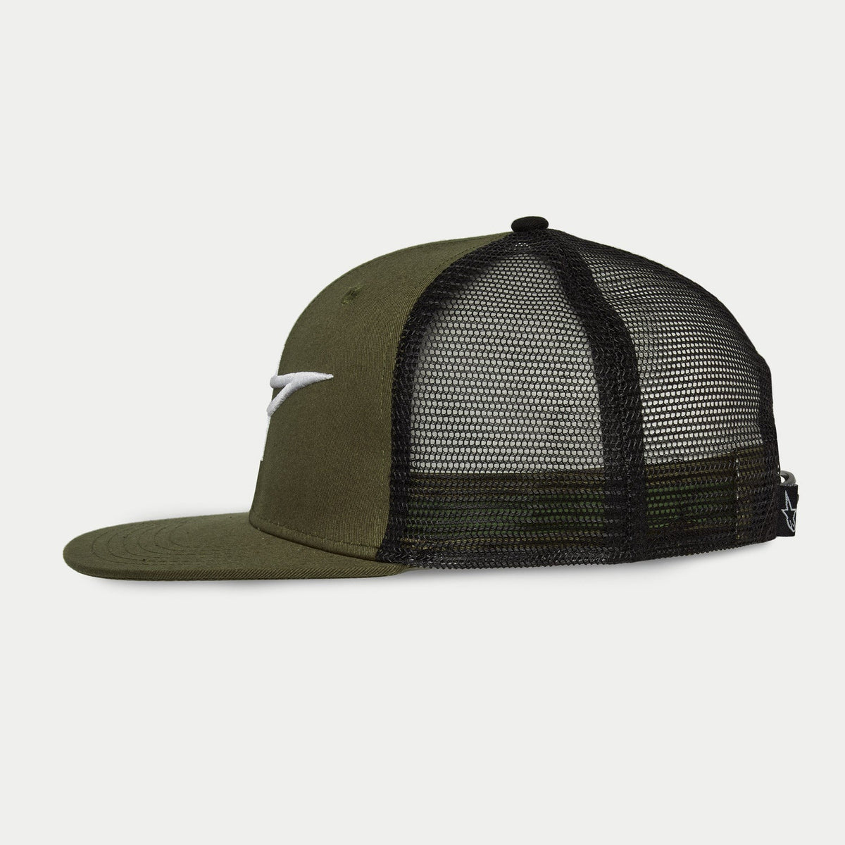 Boné Trucker Corp da Alpinestars em Military Black, vista de perfil lateral, pala reta e coroa estruturada em verde tropa com logótipo branco bordado em 3D, painéis traseiros em rede preta para ventilação