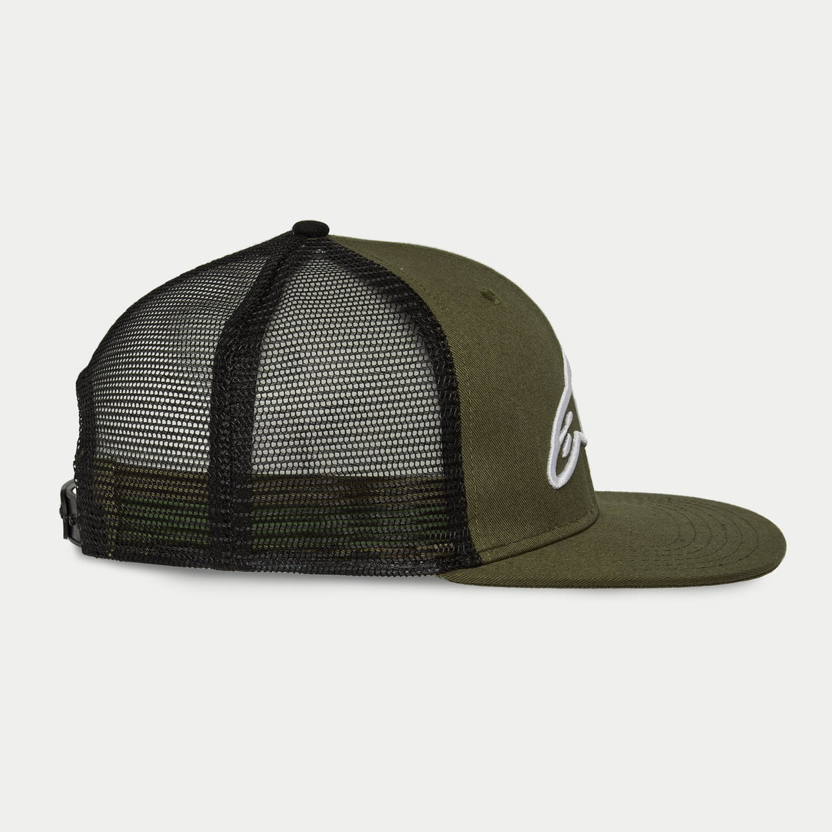 Alpinestars Corp Trucker Hat, Military Black, vista de perfil lateral, boné trucker de aba reta, coroa estruturada em verde tropa com logótipo branco bordado em 3D, painéis traseiros em malha preta, fecho de pressão ajustável
