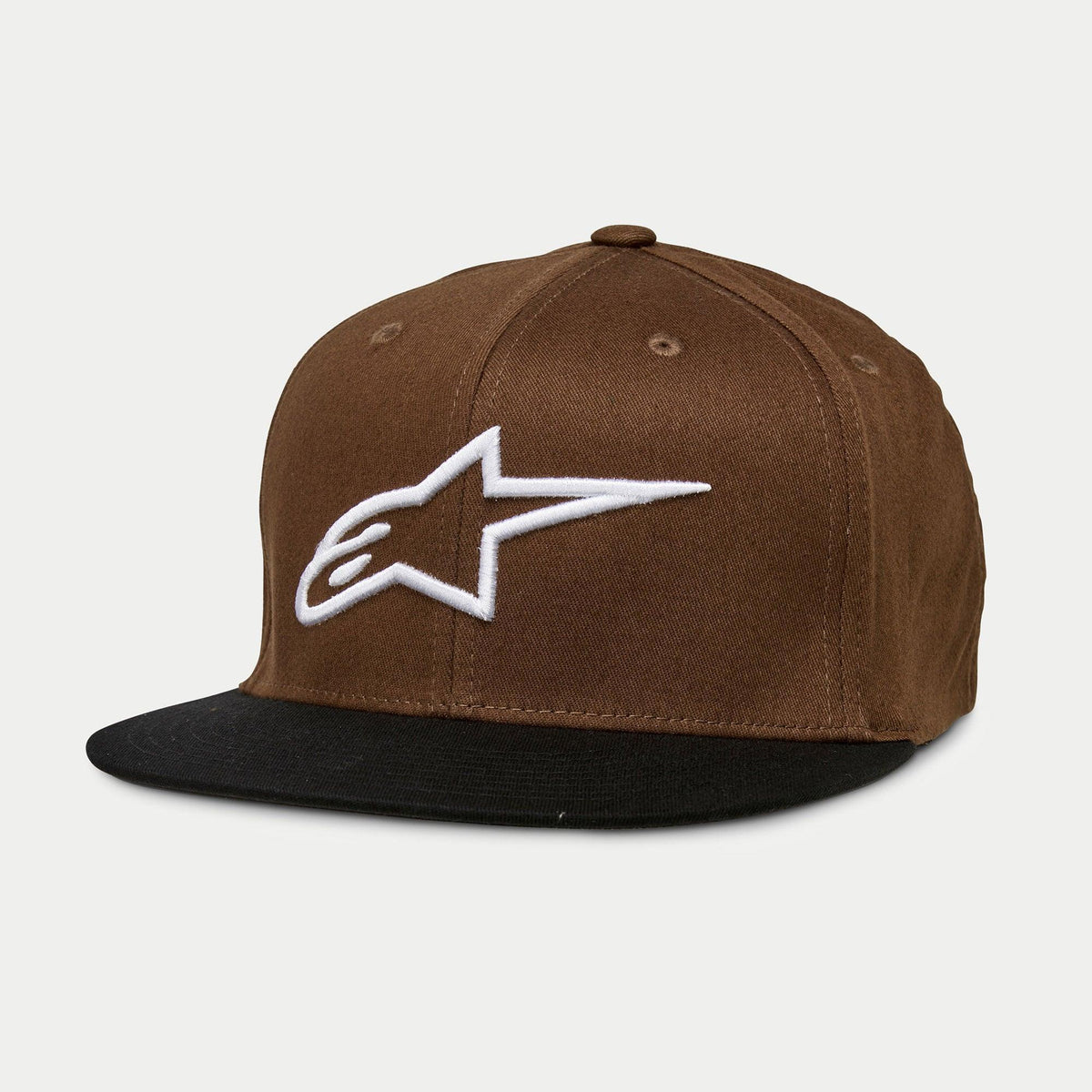Alpinestars Ageless Flatbill Hat, boné com coroa castanha e aba reta preta, logótipo Alpinestars bordado a branco na frente, coroa estruturada, estilo casual inspirado no desporto motorizado