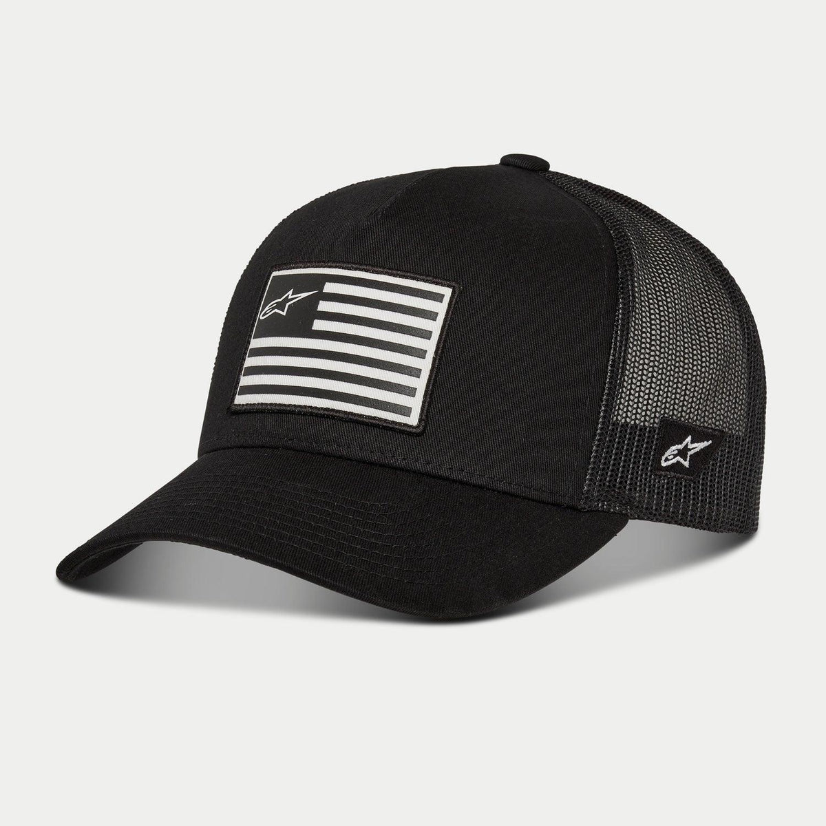 Boné Alpinestars Flag Snapback, preto, boné de basebol com parte traseira em malha e pala curva, patch frontal de bandeira com logótipo Alpinestars, logótipo lateral bordado, acessório casual inspirado no desporto motorizado