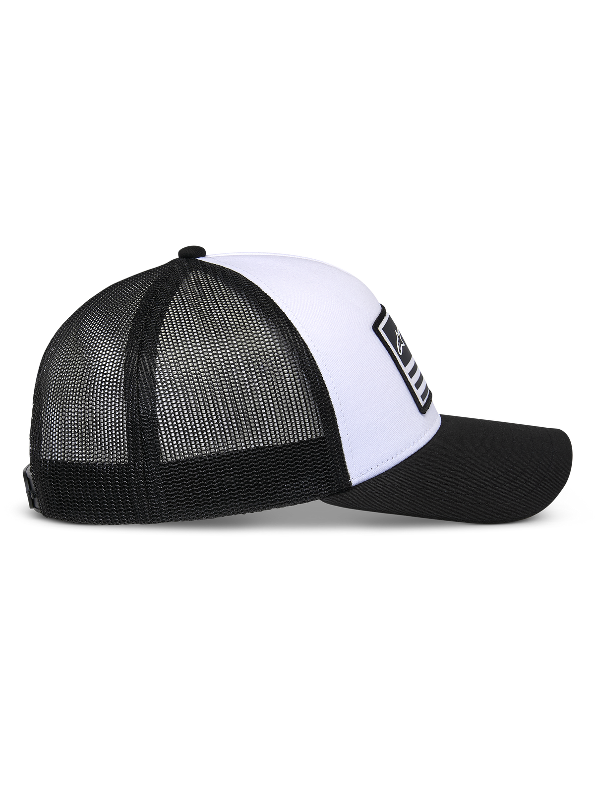 Boné Alpinestars Flag Snapback, branco e preto, vista de perfil lateral, coroa branca estruturada com aba curva preta, painéis traseiros em malha preta respirável, acessório casual inspirado no desporto motorizado
