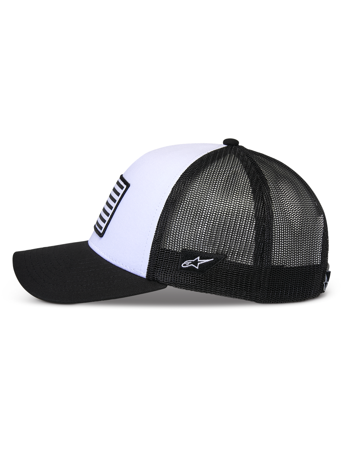 Boné Alpinestars Flag Snapback, branco e preto, vista de perfil, com aba curva preta, painel frontal branco estruturado com remendo tipo bandeira e parte traseira em malha preta respirável