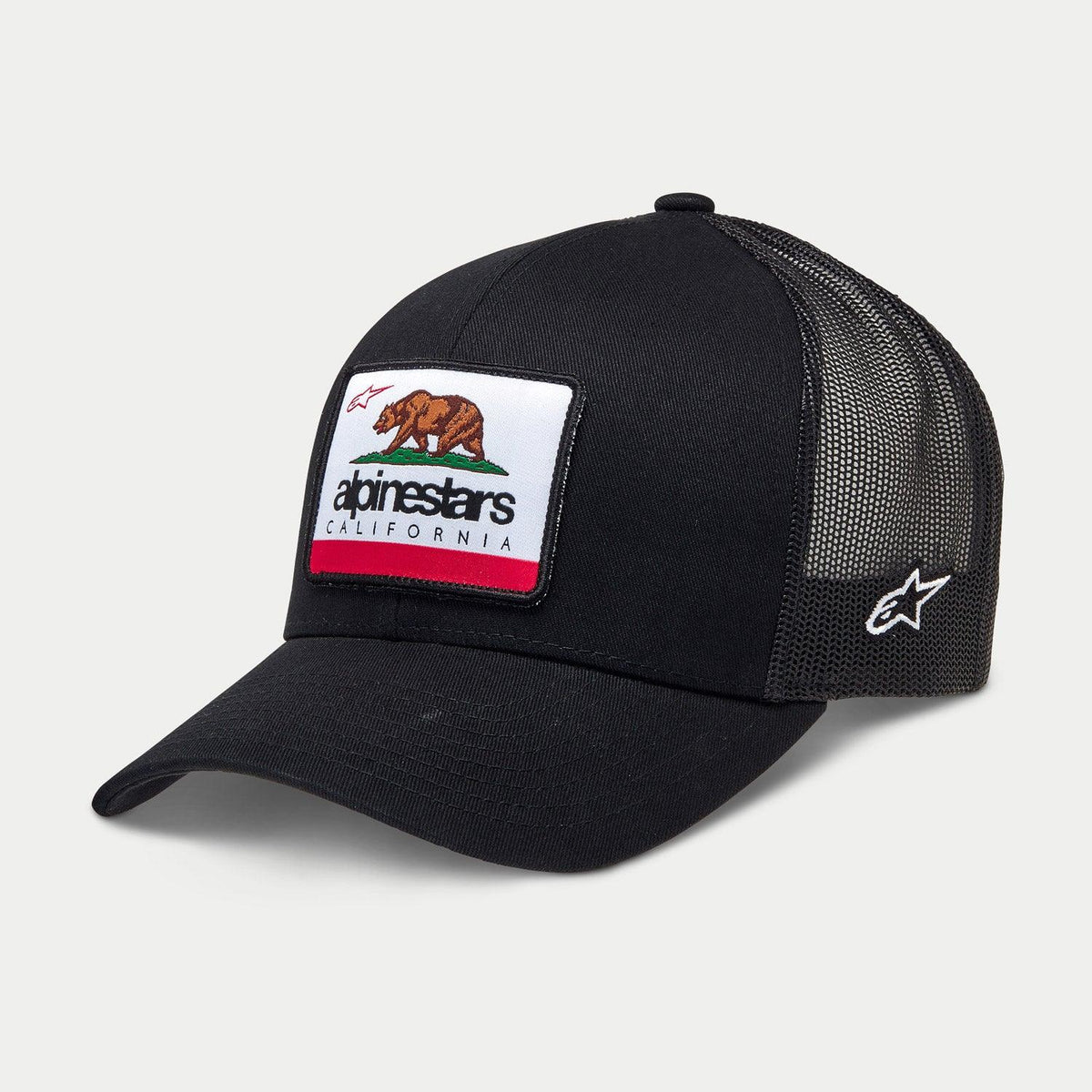 Alpinestars Cali 2.0 Hat, boné trucker preto, patch tecido com o urso da Califórnia e a marca Alpinestars, pala curva, parte traseira em rede respirável, logótipo de estrela branco bordado na lateral