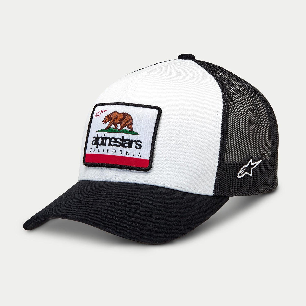 Alpinestars Cali 2.0 Hat, boné trucker, branco e preto, com patch tecido do urso da Califórnia e marca Alpinestars, copa estruturada, pala curva preta e parte traseira em rede, acessório casual de motorsport