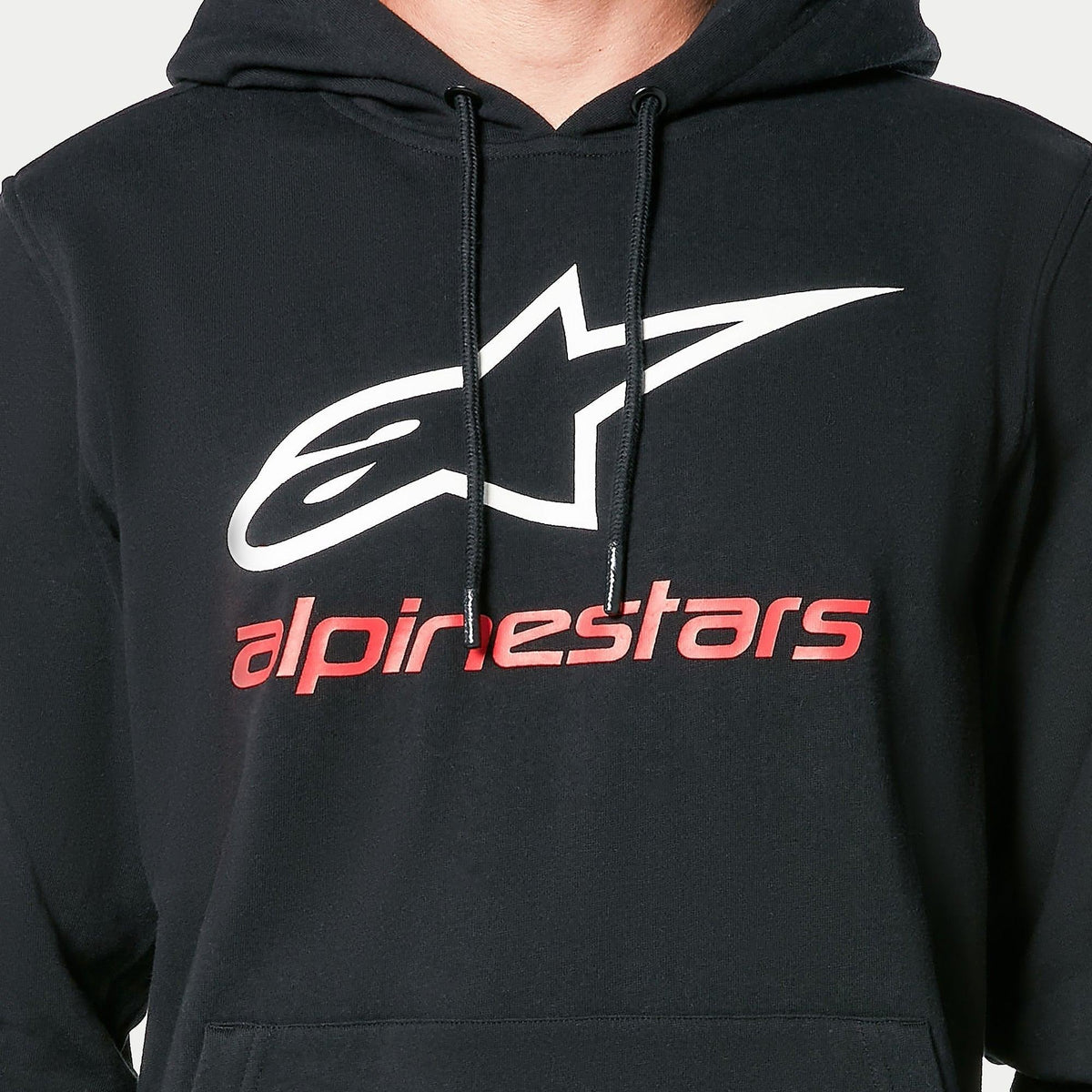 Alpinestars Always V3 Hoodie, camisola de lã preta, com logótipo de estrela branco e texto alpinestars vermelho no peito, cordões pretos com pontas mergulhadas, streetwear casual inspirado no desporto motorizado