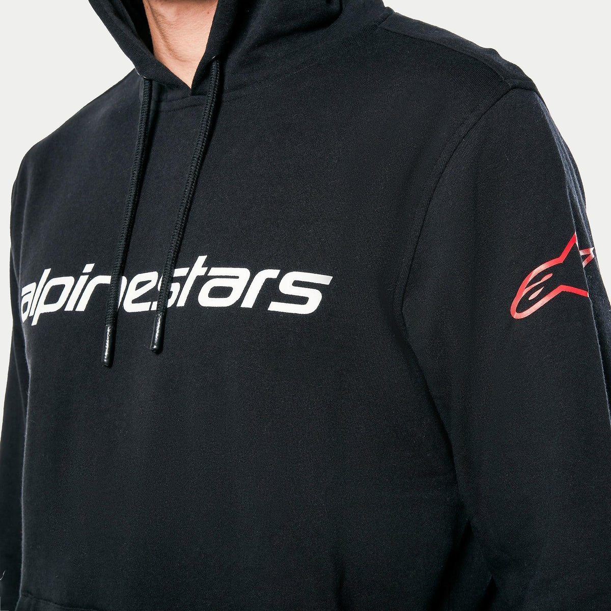 Alpinestars Linear Wordmark V3 Hoodie, preto, logótipo Alpinestars branco no peito e logótipo Ageless vermelho na manga, camisola casual de estilo desportivo com capuz e cordão