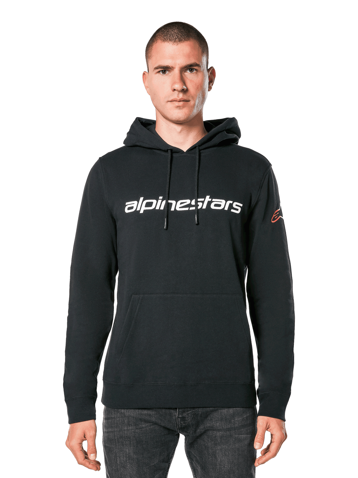 Hoodie Alpinestars Linear Wordmark V3, hoodie preto, logótipo Alpinestars branco no peito, logótipo Ageless vermelho na manga, bolso canguru frontal, capuz com cordões, vestido por um modelo masculino, streetwear casual inspirado no desporto motorizado