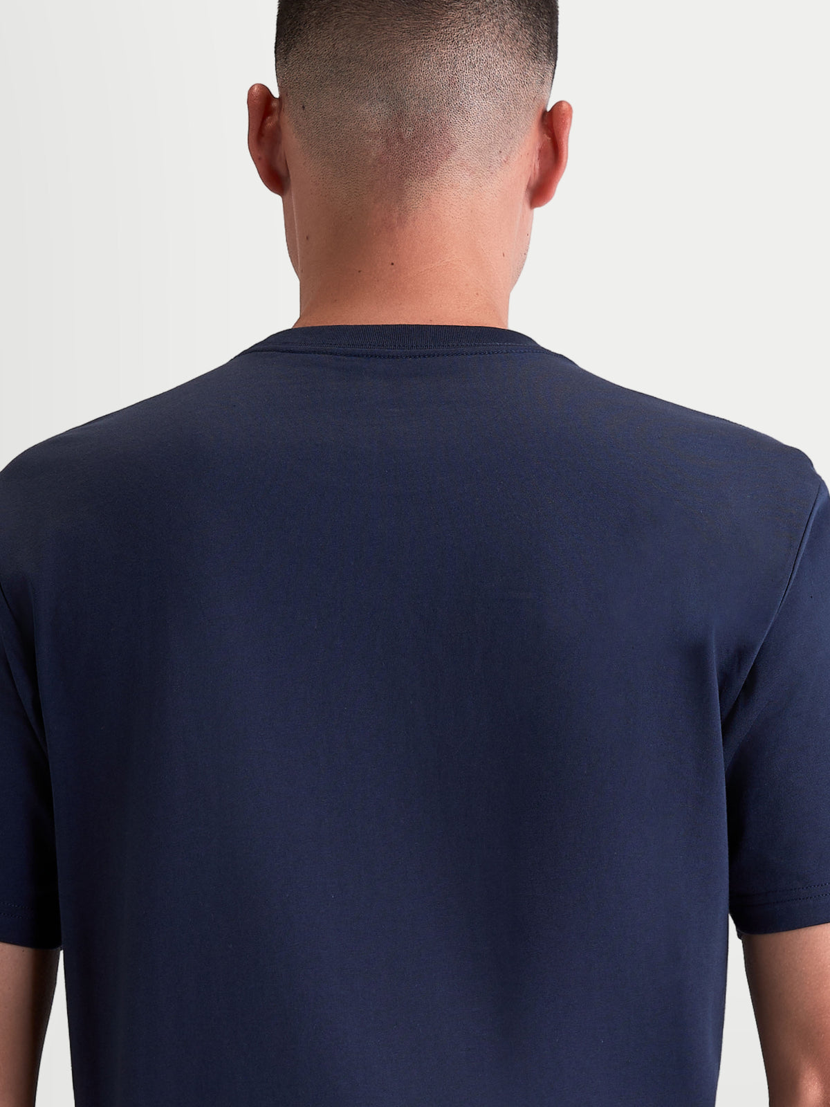 Alpinestars T-shirt Ageless 2.0 CSF, t-shirt de manga curta azul-marinho, vista traseira no modelo mostrando o ajuste cut-and-sew, construção em mistura de algodão e poliéster, casual sportswear