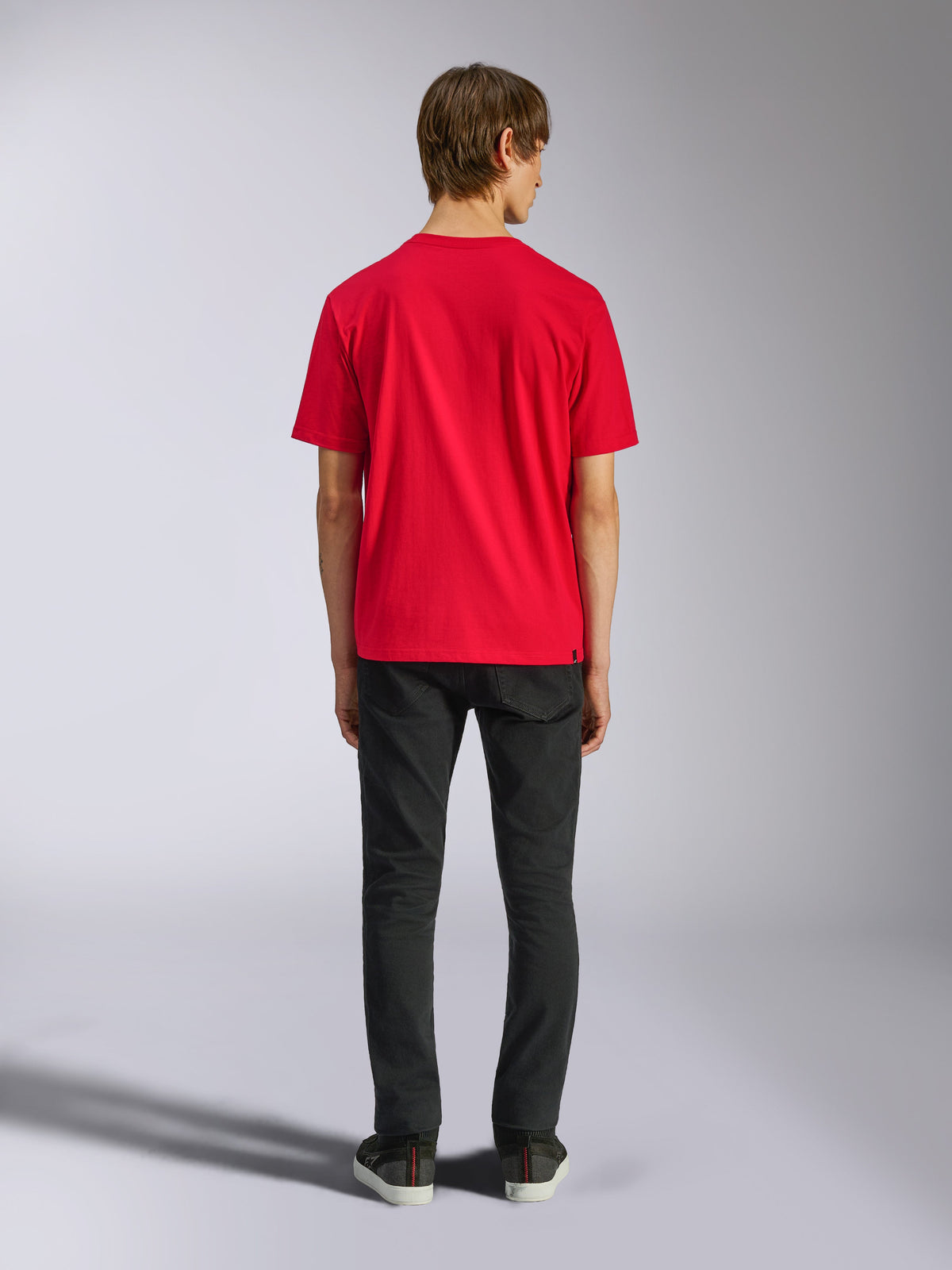 T-shirt Alpinestars Ageless Shadow CSF, t-shirt de manga curta, vermelha, vista traseira no modelo combinada com calças pretas, streetwear casual de desporto motorizado