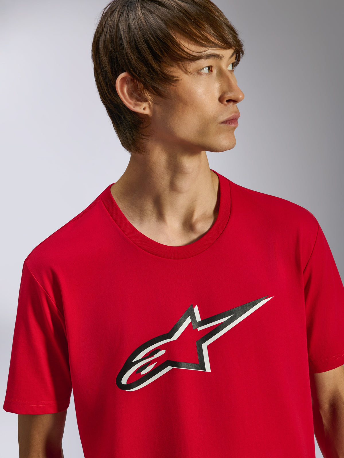 Alpinestars Ageless Shadow CSF Tee, t-shirt de manga curta, vermelha, com logótipo Ageless frontal com efeito de sombra em preto e branco, vestida por modelo, streetwear casual de desportos motorizados