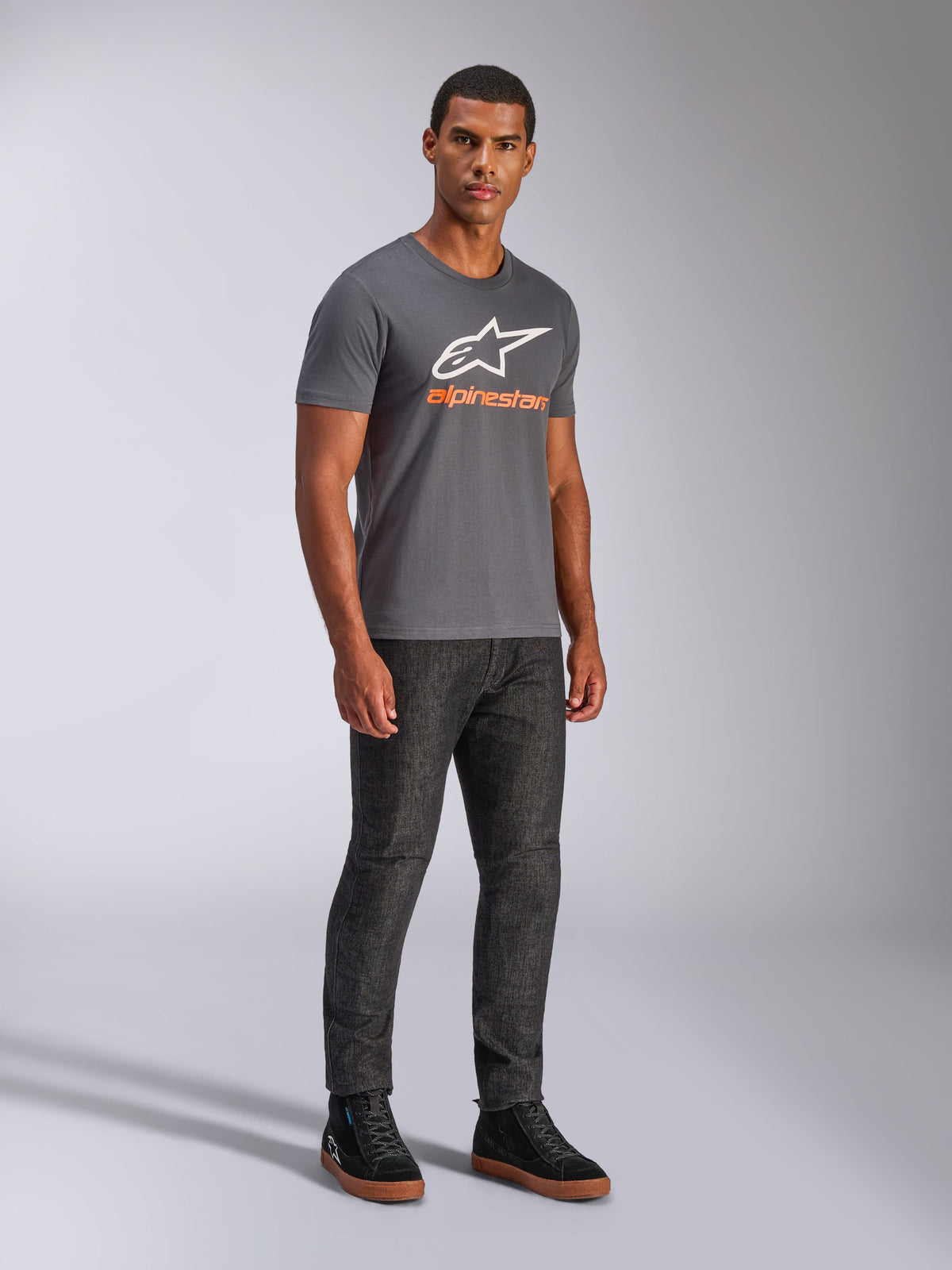 Alpinestars Always 2.0 CSF Tee, t-shirt de manga curta, cinzento antracite, logótipo A-star branco com marca em laranja, streetwear casual de desportos motorizados usado com calças de ganga escuras e sapatilhas pretas