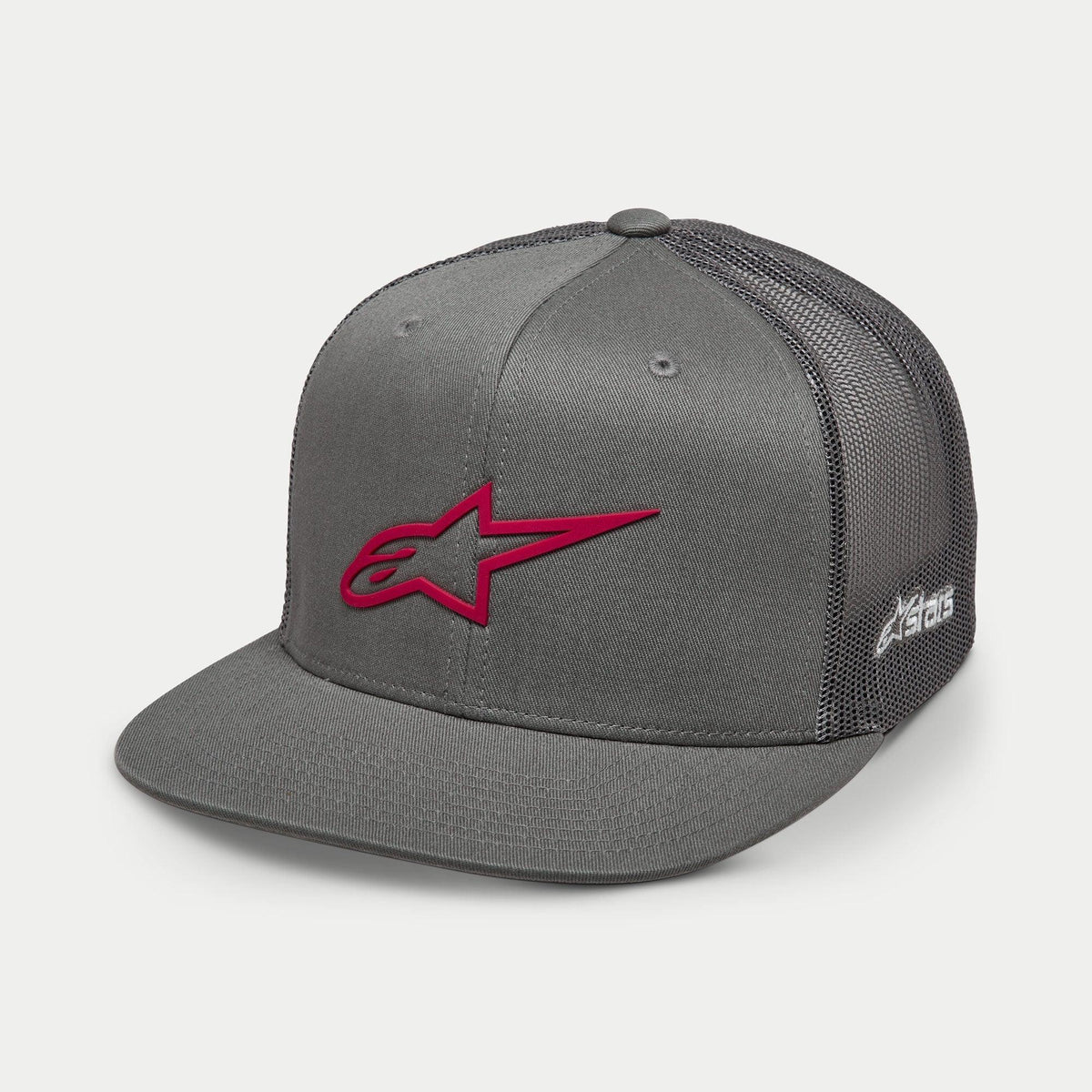 Boné Alpinestars 3D Ageless Trucker, cinzento com logótipo vermelho, aba reta, coroa estruturada, frente em sarja com malha cinzenta na parte de trás, logótipo bordado em 3D vermelho, acessório de cabeça casual inspirado no desporto motorizado