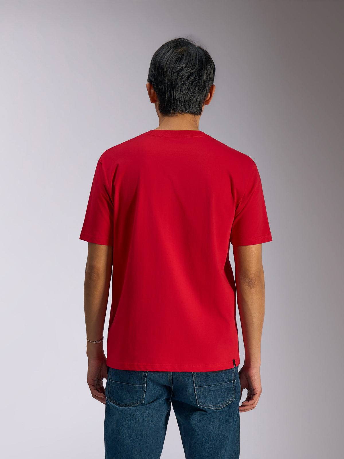 T-shirt Alpinestars Ageless Shadow CSF, vista traseira, t-shirt de manga curta vermelha, streetwear casual de desportos motorizados, usada com calças de ganga azuis