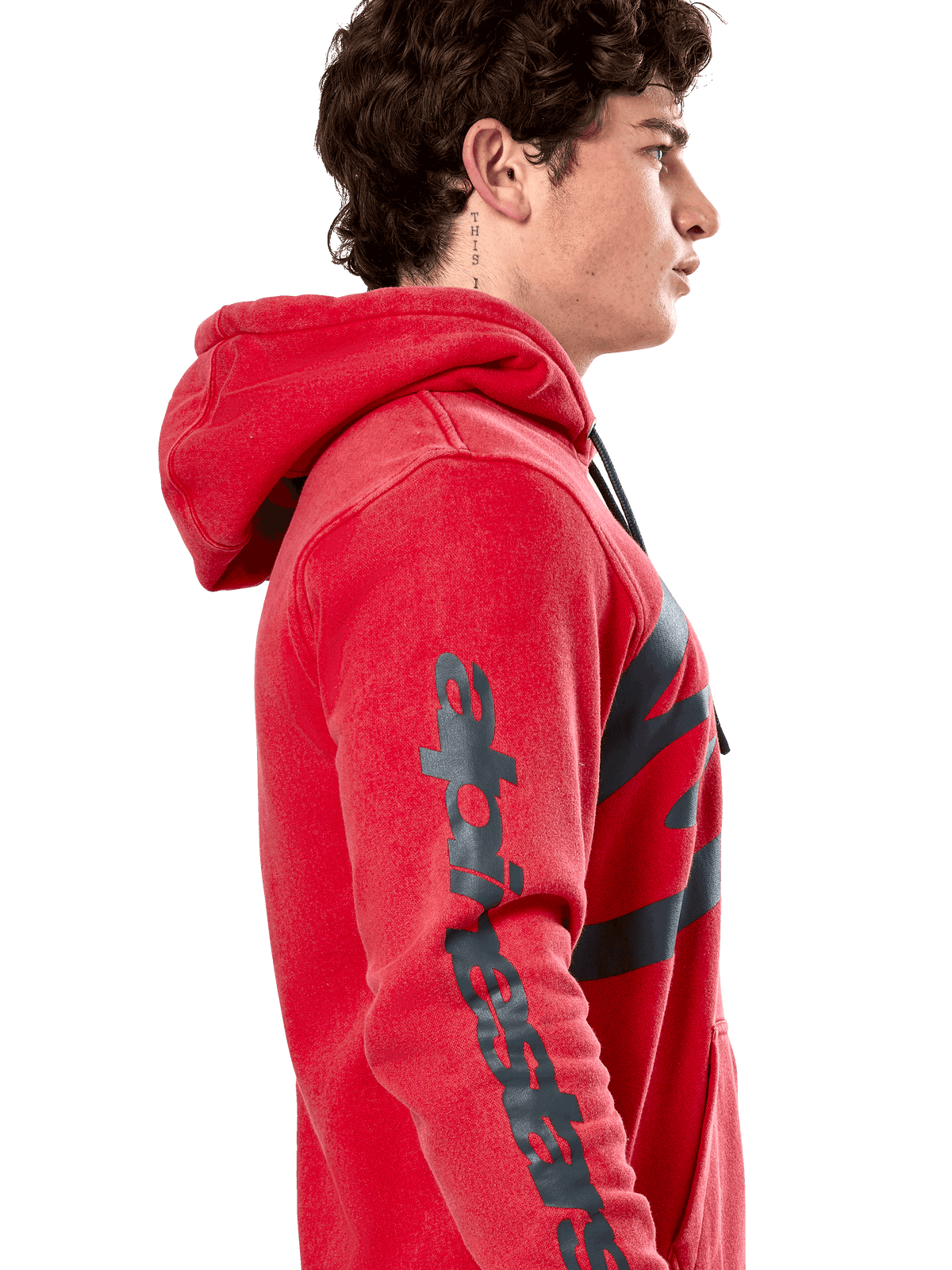 Alpinestars Unbound Hoodie, hoodie de lã vermelha, perfil lateral com a marca nominativa Alpinestars em cinzento escuro na manga, acabamento tingido com capuz de cordão, streetwear casual de motorsport
