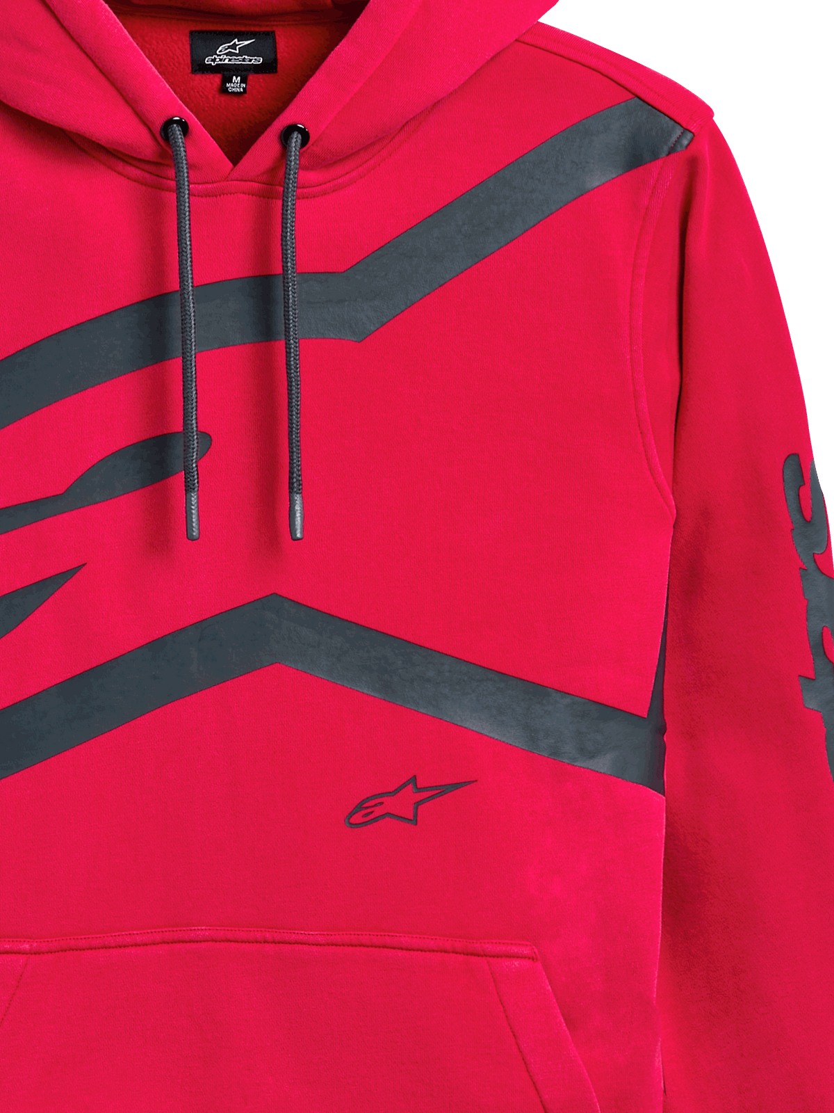 Alpinestars Unbound Hoodie, vermelho, grande plano do peito e da manga com logótipos gráficos grandes em cinzento escuro, capuz com cordão, bolso canguru, streetwear casual inspirado no desporto motorizado