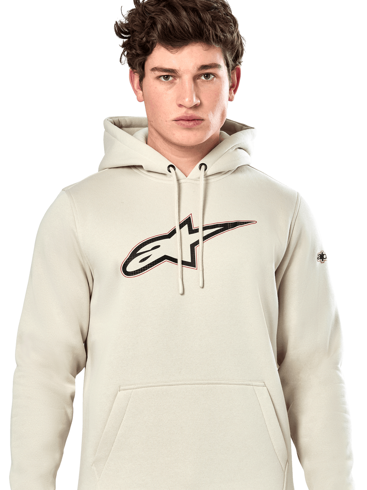 Alpinestars Insignia Hoodie, sweatshirt casual com capuz, Off White com logótipo com aspeto de fibra de carbono no peito, detalhe de contorno vermelho, capuz com cordão e bolso canguru, vestido por modelo, design inspirado no desporto motorizado