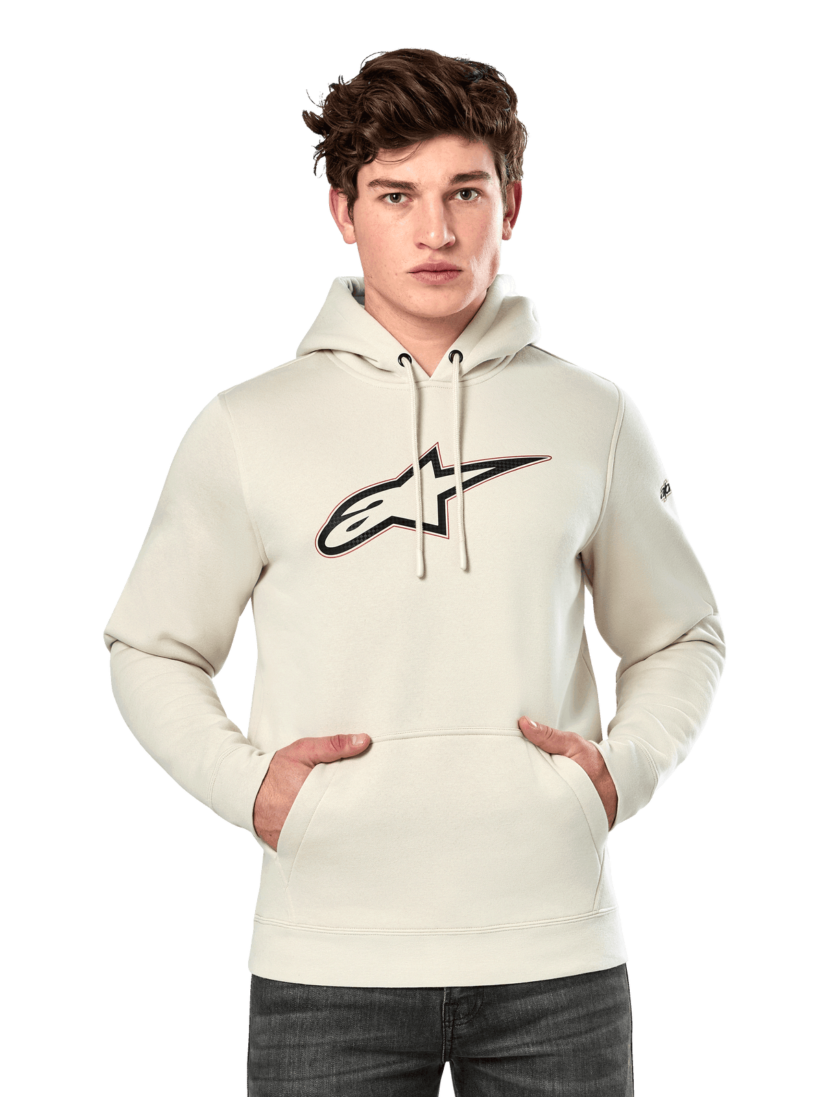 Hoodie Insignia da Alpinestars, sweatshirt de lã Off White, modelo masculino a usar o hoodie com logótipo grande da Alpinestars no peito com efeito de fibra de carbono e contorno vermelho, bolso canguru, capuz com cordão, streetwear casual inspirado no desporto motorizado