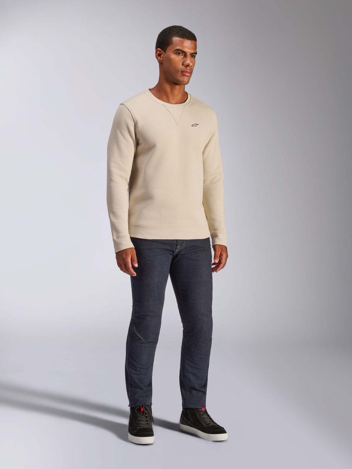 Alpinestars Positive Crew, sweatshirt de gola redonda, Off White, streetwear casual, com pequeno logótipo A-star preto no peito, gola canelada com detalhe de costura em V, mangas compridas, design moderno inspirado no desporto motorizado