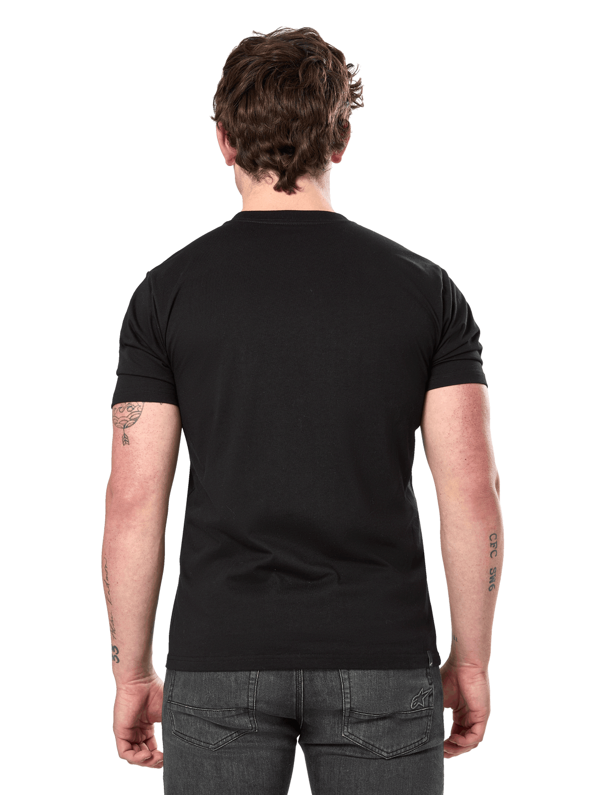 T-shirt Alpinestars Semicircle CSF, t-shirt de manga curta preta, vista traseira no modelo, verso liso, streetwear casual de desportos motorizados, combinada com calças de ganga cinzento escuro