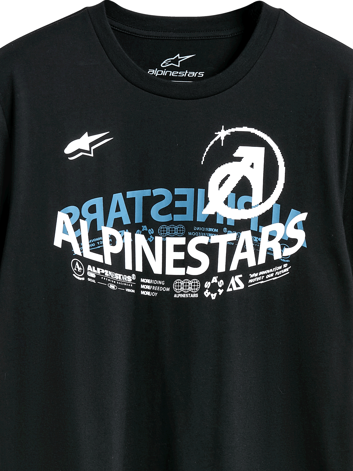 Alpinestars Semicircle CSF Tee, t-shirt de manga curta, preta, com um gráfico curvo Alpinestars em branco e azul, ícones técnicos e slogans, streetwear casual de desportos motorizados