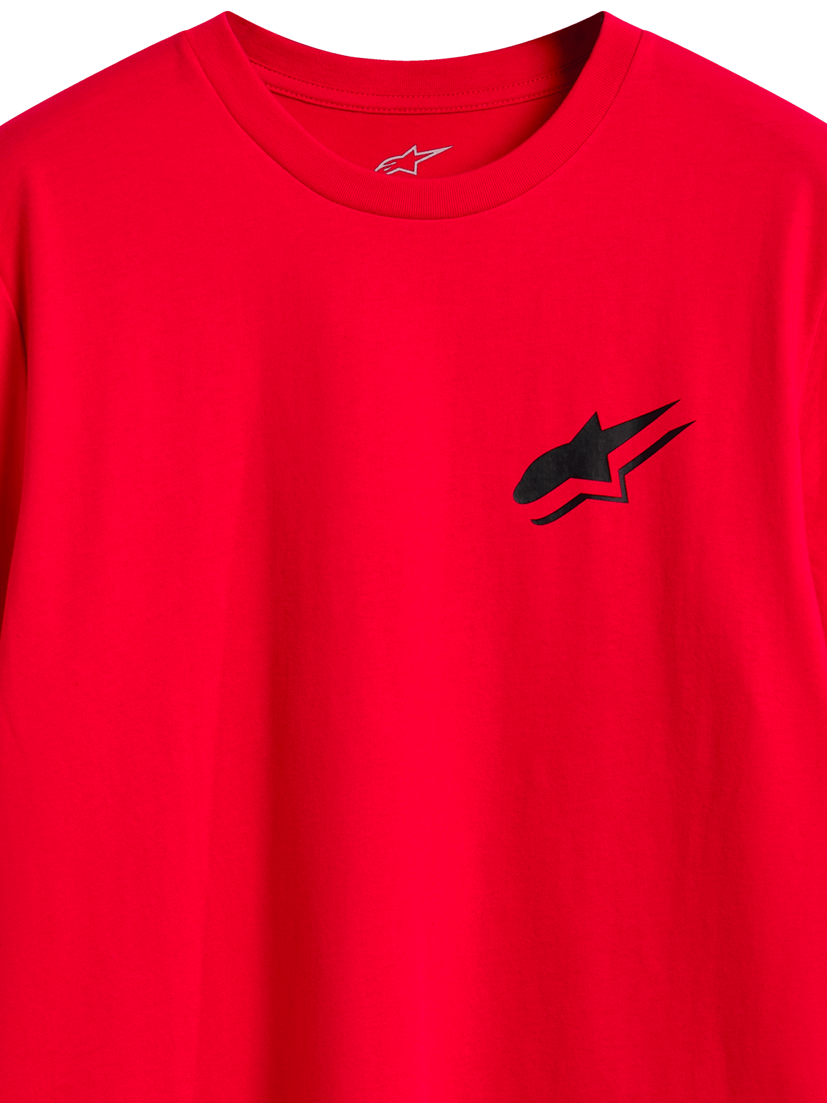 Alpinestars Formulate CSF Tee, t-shirt de manga curta, vermelha, logótipo Astars preto no peito, vista aproximada da gola e do grafismo frontal, vestuário casual