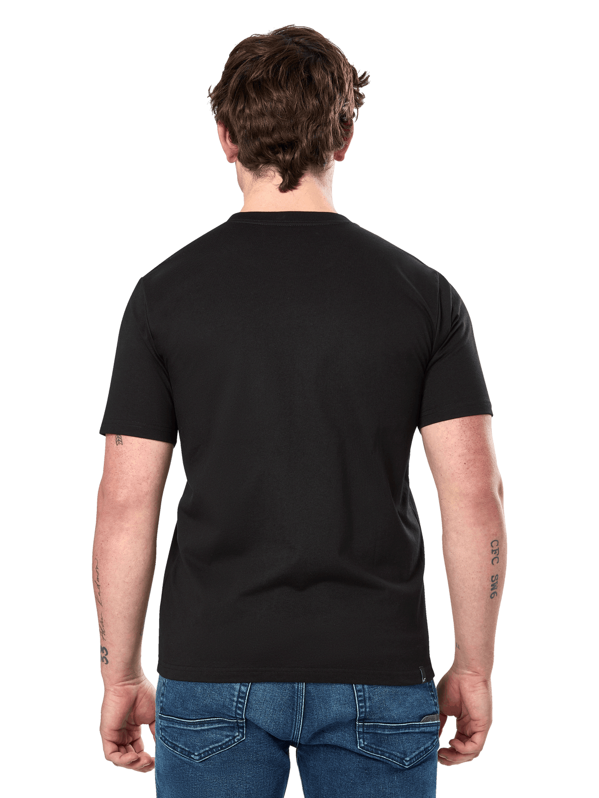 Alpinestars Dot Carbon CSF Tee, T-shirt de manga curta, preta, vista traseira no modelo mostrando as costas lisas e o corte casual, usada com calças de ganga azuis, streetwear inspirado no desporto motorizado