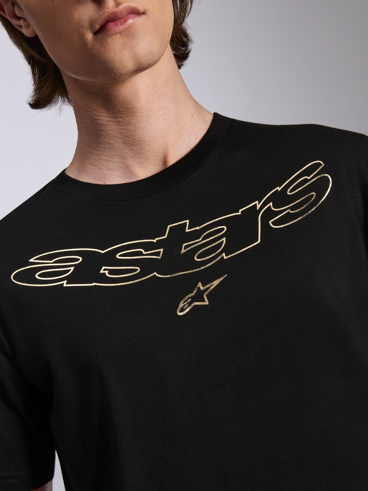 Alpinestars Luxo CSF Tee, t-shirt de manga curta, preta com logótipo Astars e gráfico de estrela com contorno dourado, streetwear casual de desportos motorizados