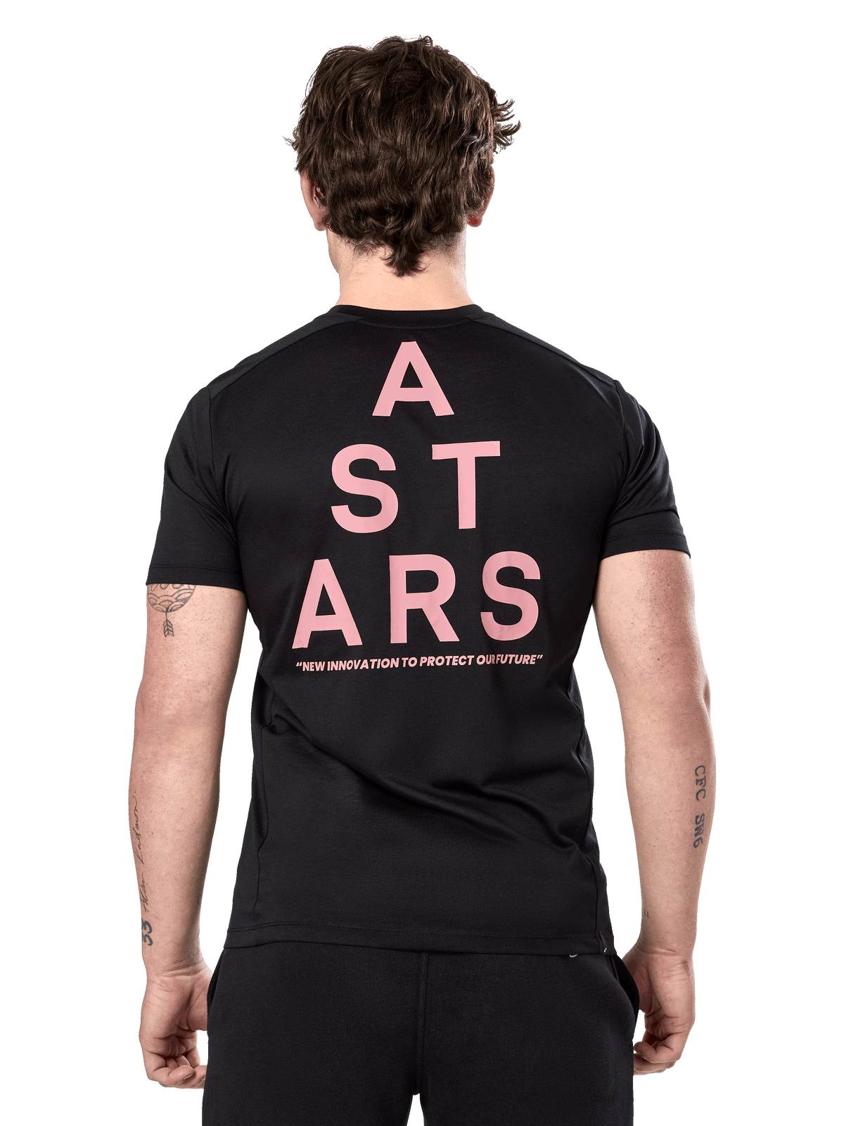 Alpinestars Attrition Performance Tee, t-shirt de manga curta, preta, vista traseira com tipografia ASTARS vertical grande em rosa e slogan, vestuário desportivo de performance