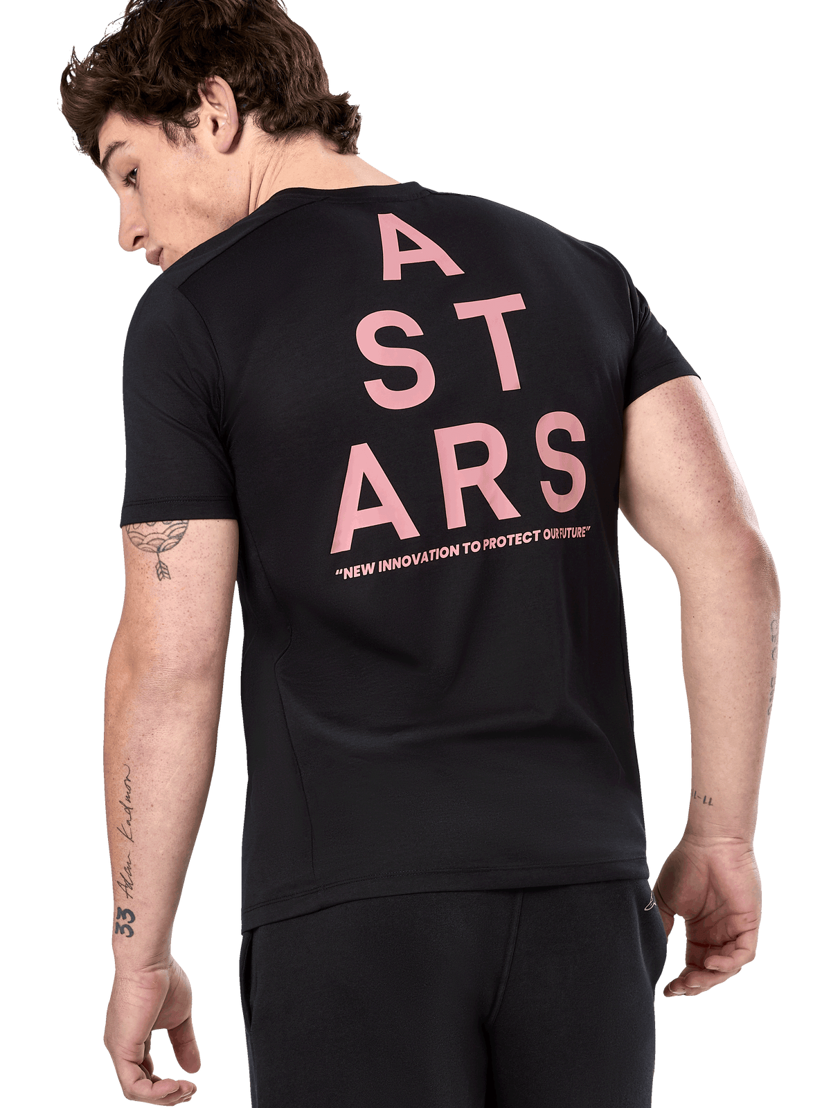 T-shirt Alpinestars Attrition Performance, t-shirt de manga curta, preta, vista traseira com grande gráfico vertical ASTARS em cor-de-rosa e slogan "NEW INNOVATION TO PROTECT OUR FUTURE", vestuário desportivo casual de performance