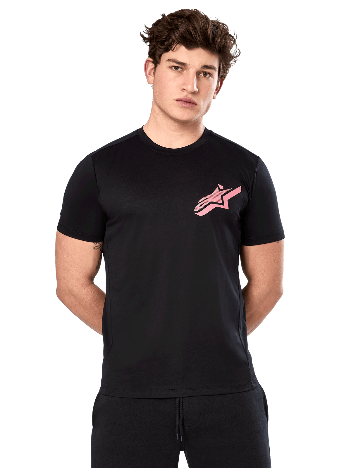 Alpinestars Attrition Performance Tee, t-shirt de manga curta, preta com logótipo Astars rosa no peito, vestida por modelo masculino, vestuário casual de performance para desportos motorizados