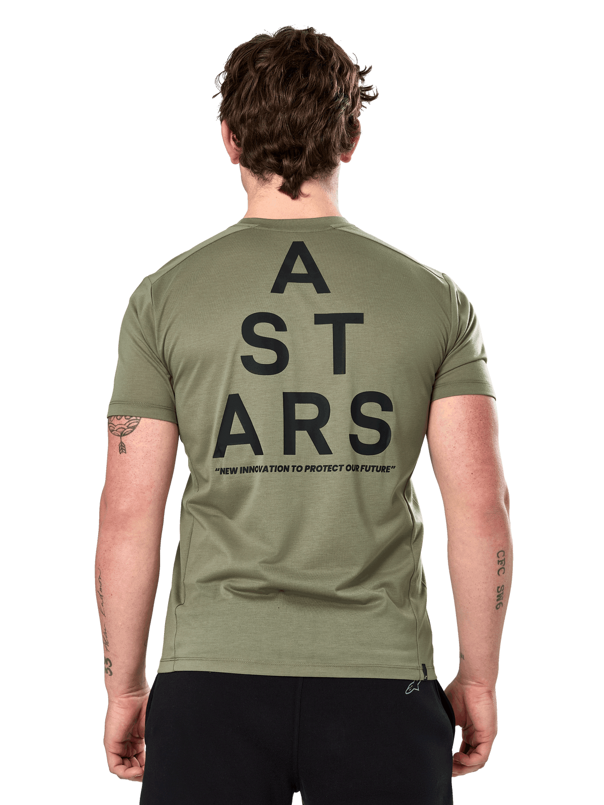 Alpinestars Attrition Performance Tee, t-shirt de manga curta, verde claro, vista traseira com um grande gráfico preto "A STARS" e o texto "NEW INNOVATION TO PROTECT OUR FUTURE", vestuário desportivo de performance sustentável