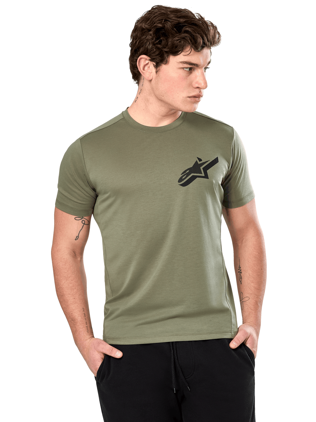 Alpinestars Attrition Performance Tee, t-shirt de manga curta, verde claro, logótipo Astars preto no peito, vestida por um modelo com calças pretas, roupa desportiva casual de performance