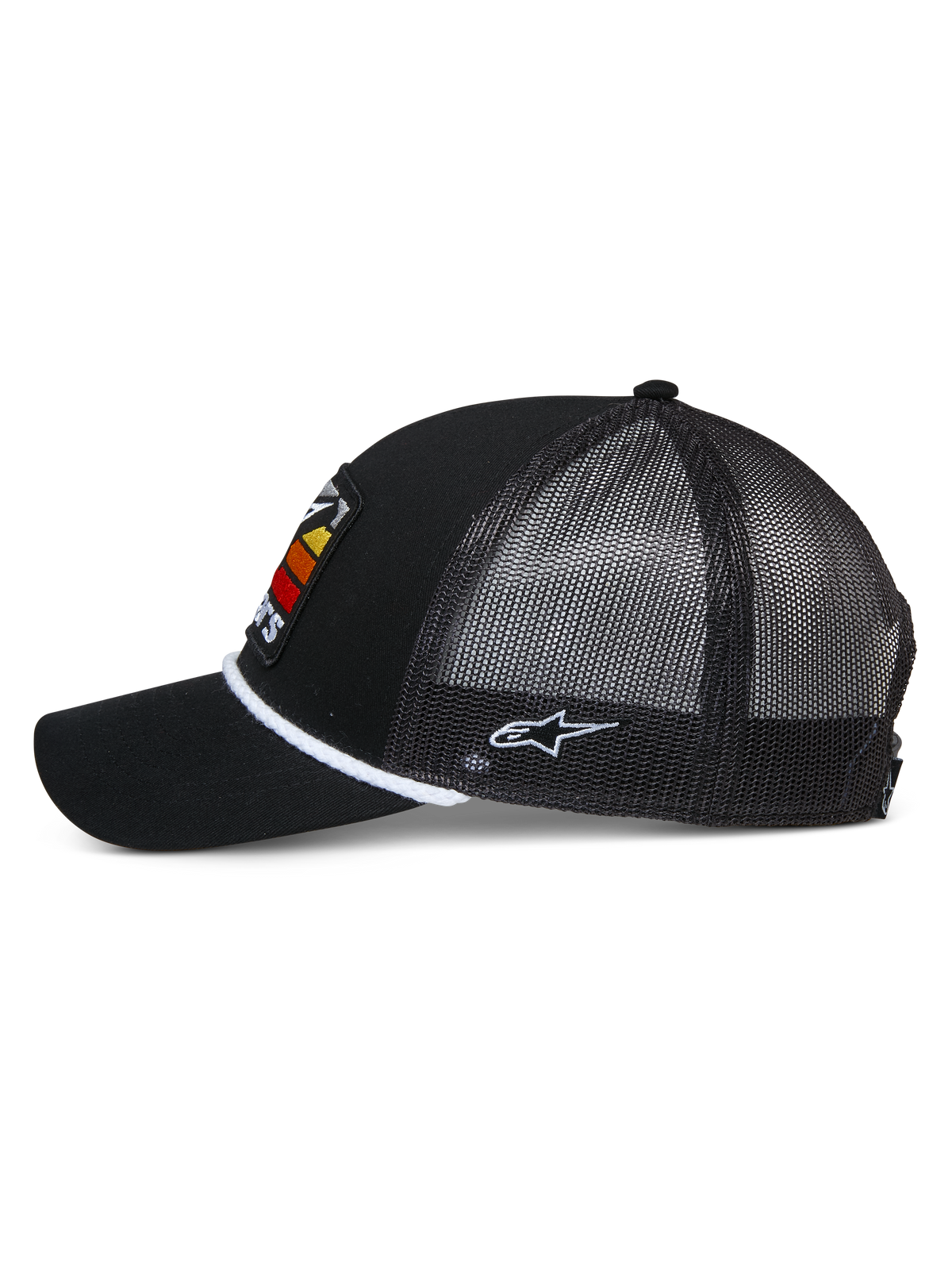Boné Trucker Alpinestars Selica, preto, perfil lateral mostrando a pala curva e a parte traseira em malha, cordão entrançado branco na base da copa, logótipo lateral bordado a branco, boné casual de inspiração motorsport