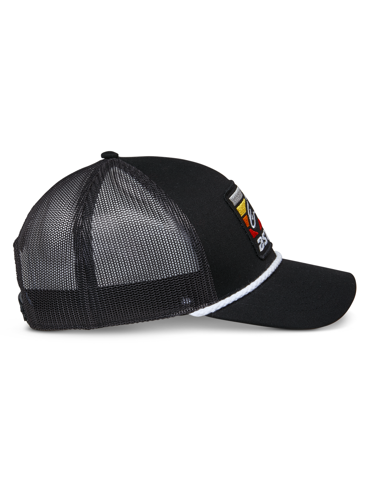 Boné Trucker Alpinestars Selica, boné trucker preto, vista de perfil lateral com painéis em rede preta, acabamento em corda trançada branca, logótipo em patch bordado colorido, pala curva, acessório casual de desporto motorizado