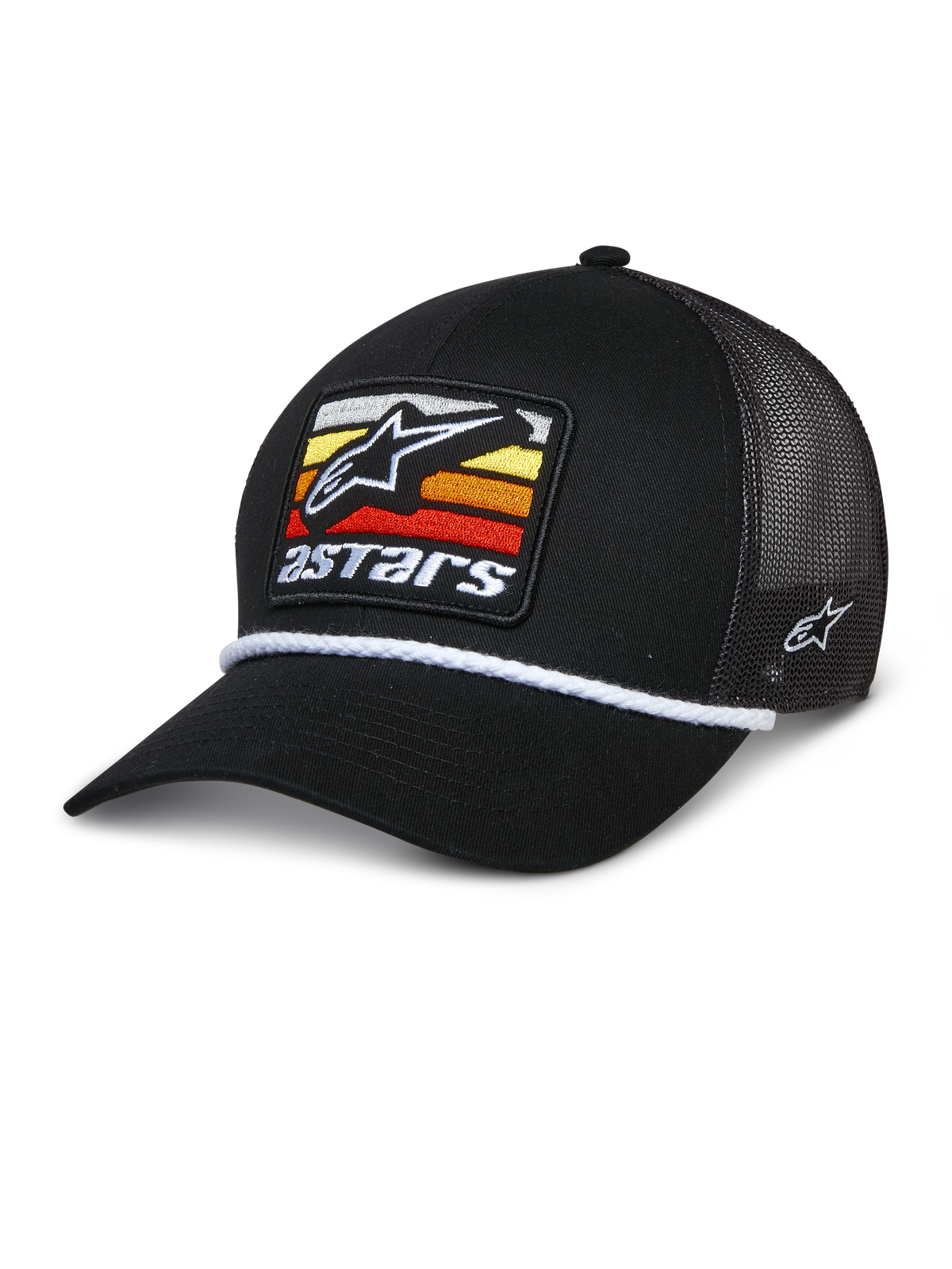 Alpinestars Selica Trucker Hat, boné preto com rede nas costas e pala curva, patch frontal com riscas horizontais amarelas, laranja e vermelhas, acabamento em corda trançada branca e bordado lateral, acessório casual inspirado no desporto motorizado