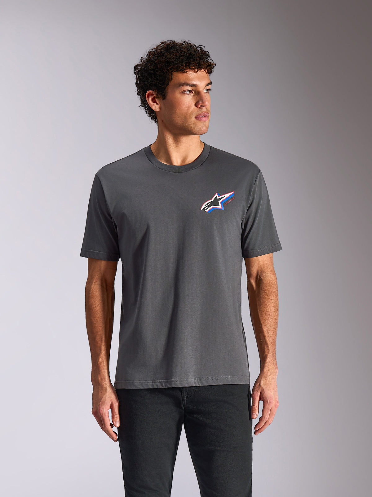 T-shirt Alpinestars Angler CSF, t-shirt de manga curta, cinzento antracite, logótipo Astars vibrante e multicolor no peito, vestuário desportivo casual de desportos motorizados