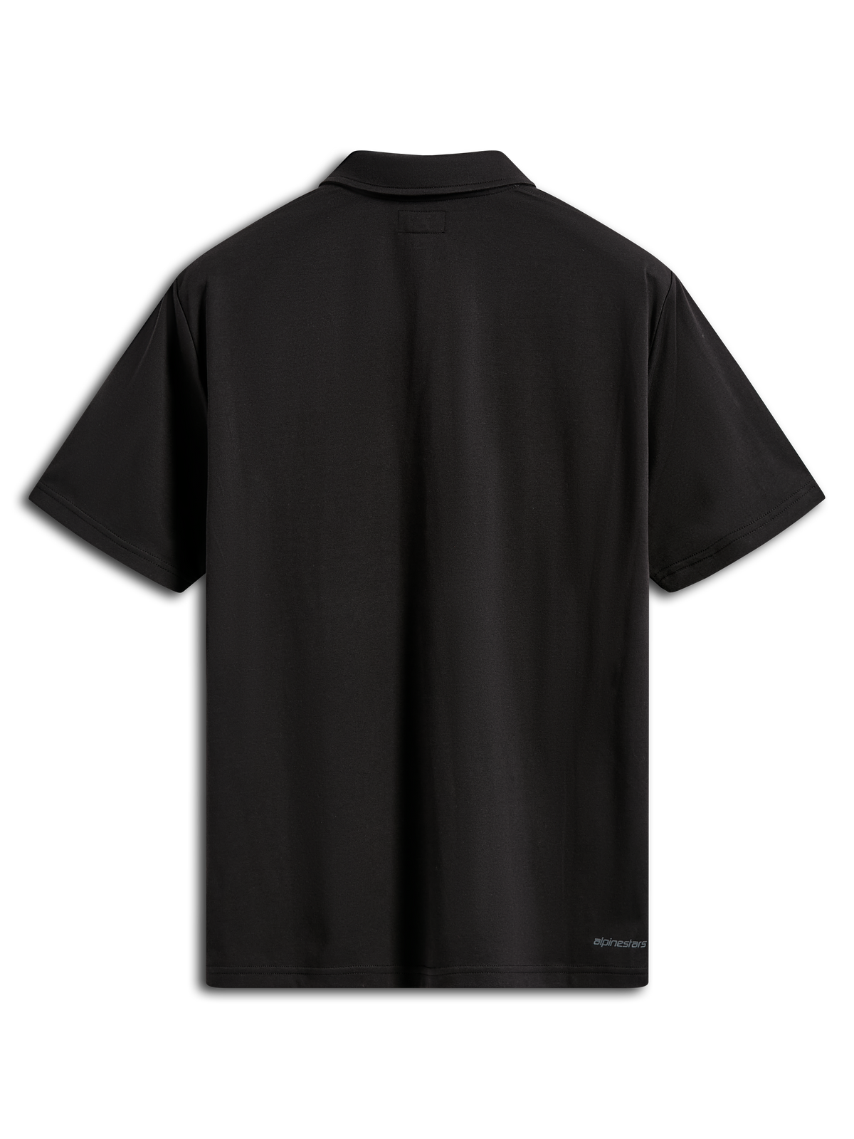 Alpinestars Impetus Sport Polo, polo de manga curta, preto, vista traseira mostrando a gola do próprio tecido e pequeno logótipo Alpinestars na bainha inferior, vestuário desportivo casual em malha simulada