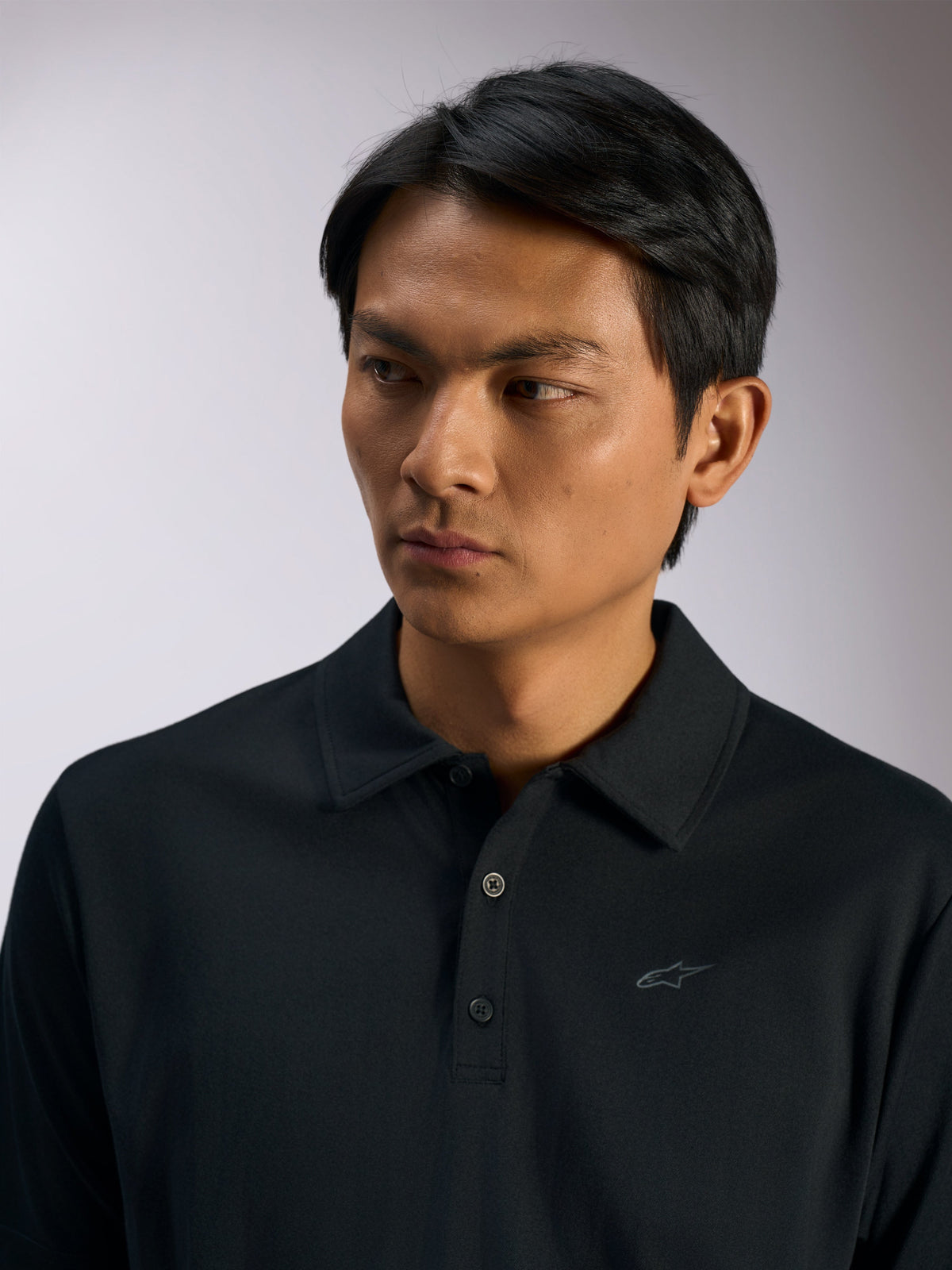 Alpinestars Impetus Sport Polo, polo desportivo preto, tecido de malha simulada com carcela de três botões e gola própria, logótipo Astars discreto no peito, vestuário casual de estilo de vida motorsport