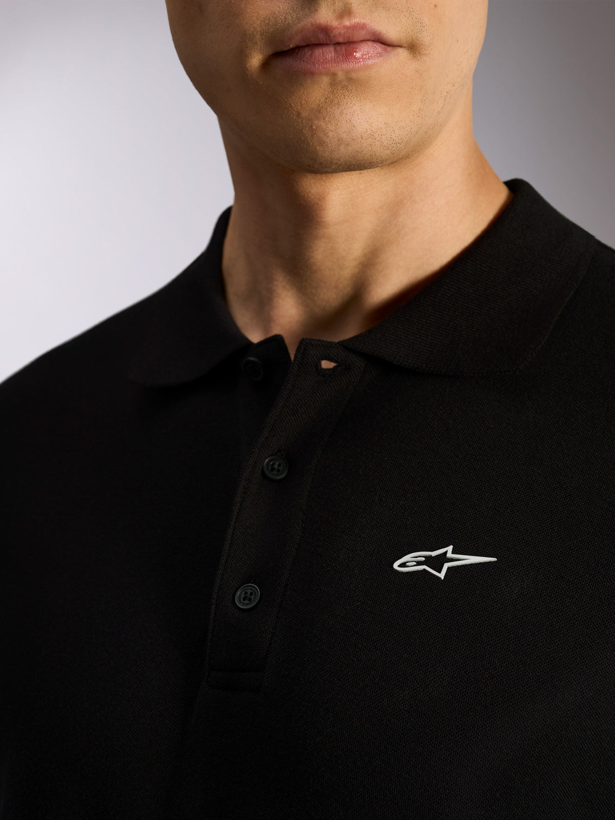 Alpinestars Polo Endeavor Classic, polo de manga curta em piqué preto, carcela de três botões, gola canelada, logótipo Astars branco impresso em HD, streetwear casual inspirado no desporto motorizado