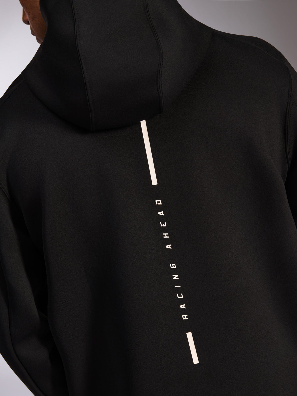 Alpinestars Insight Hoodie, sweatshirt casual com capuz, preto, vista traseira com logótipo de risca vertical branca Racing Ahead, lã tri-blend suave de dupla face, design moderno inspirado no desporto motorizado