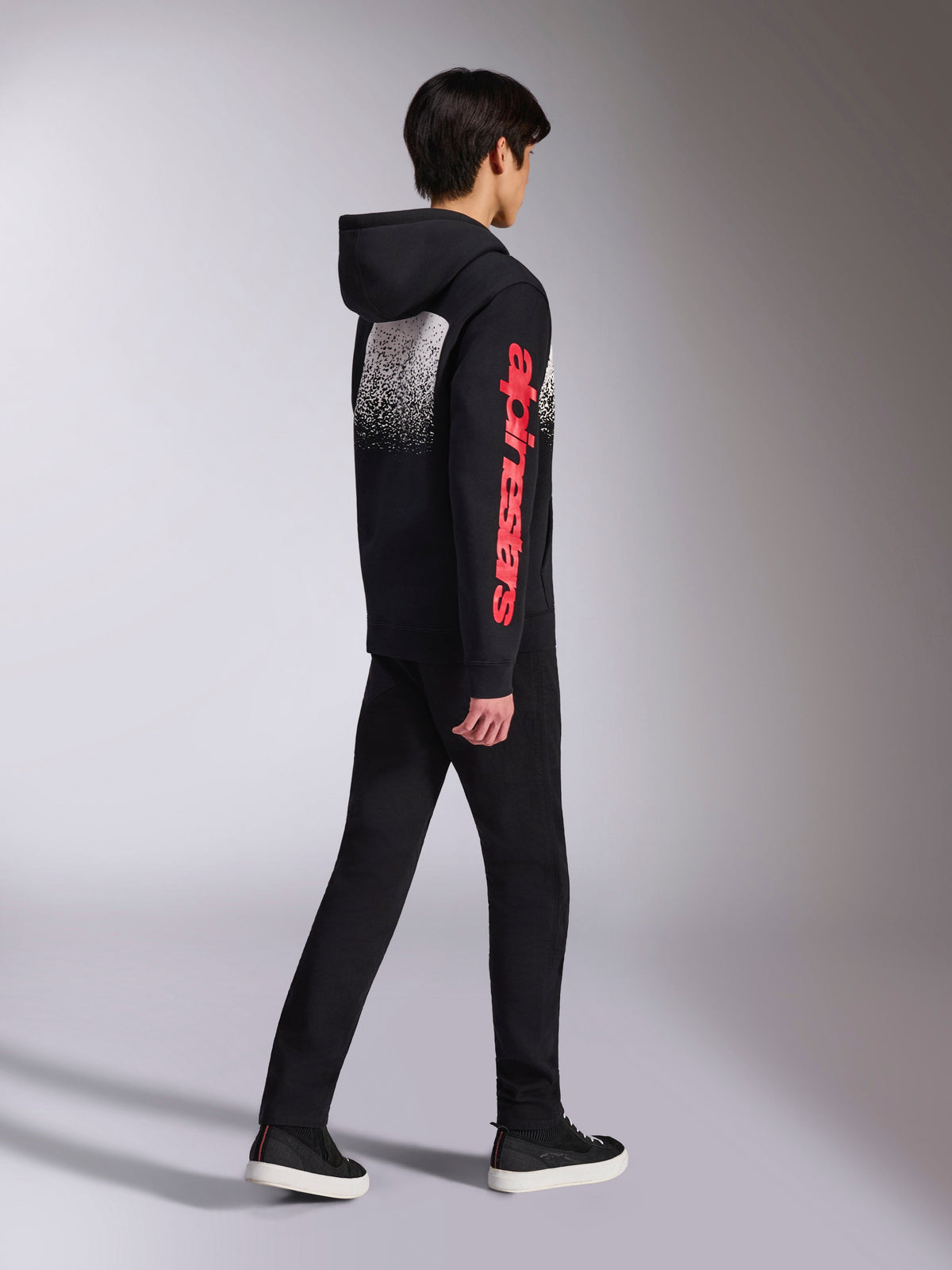 Alpinestars Obsessed Hoodie, camisola com capuz em fleece, preta, logótipo Alpinestars vermelho na manga e gráfico de gradação branco nas costas, streetwear casual inspirado no desporto motorizado