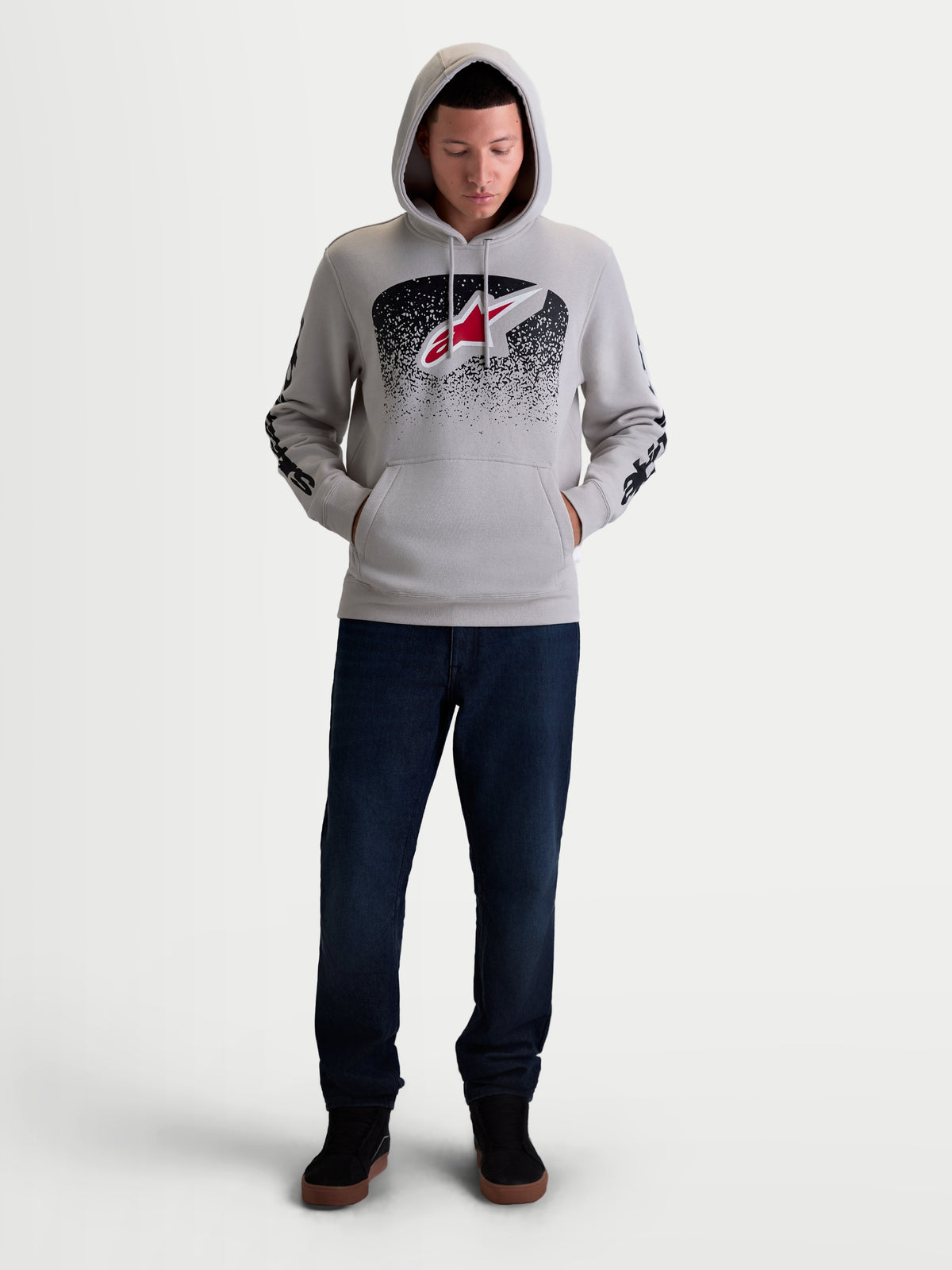 Alpinestars camisola com capuz Obsessed, camisola em fleece para homem, cinzenta com gráficos em gradação pretos e vermelhos, logótipo frontal Astars e branding nas mangas, estilo casual de desportos motorizados