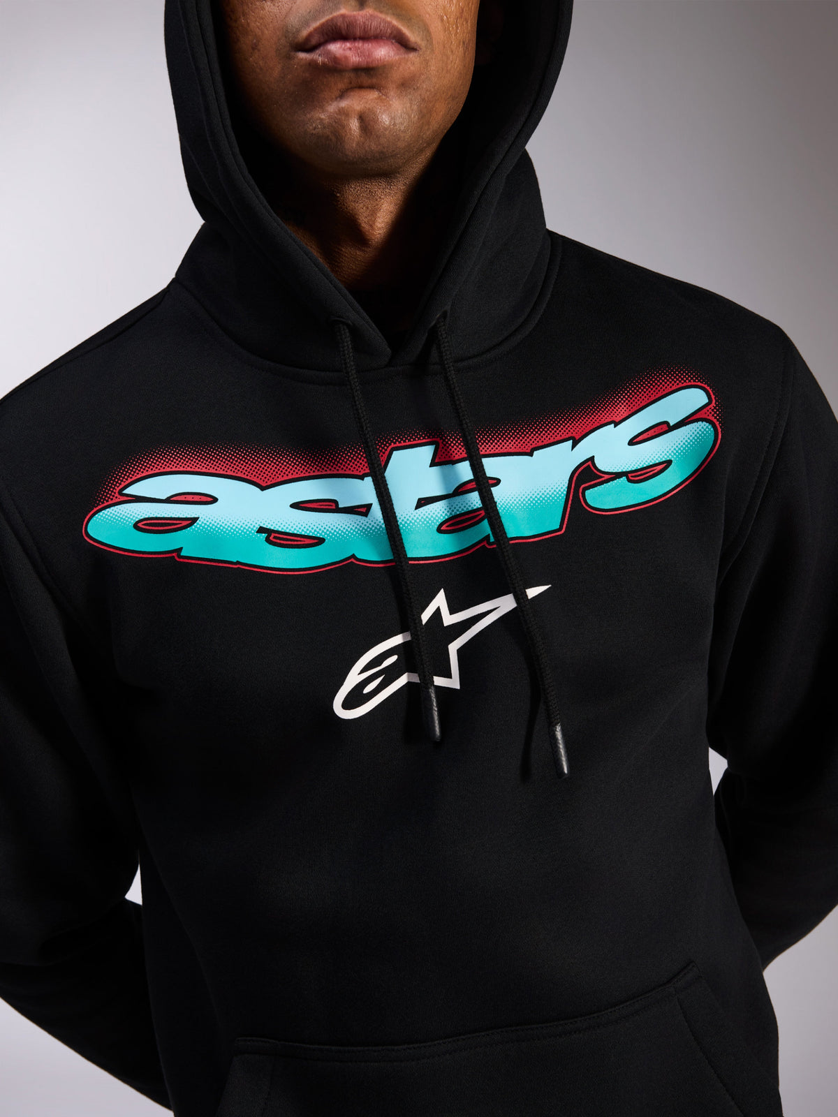 Alpinestars Ellipsoid Hoodie, camisola com capuz em fleece preto, logótipo nominativo Astars com gradiente de azul e turquesa e detalhes em retícula vermelha, logótipo de estrela branco, capuz com cordão, streetwear casual inspirado no desporto motorizado