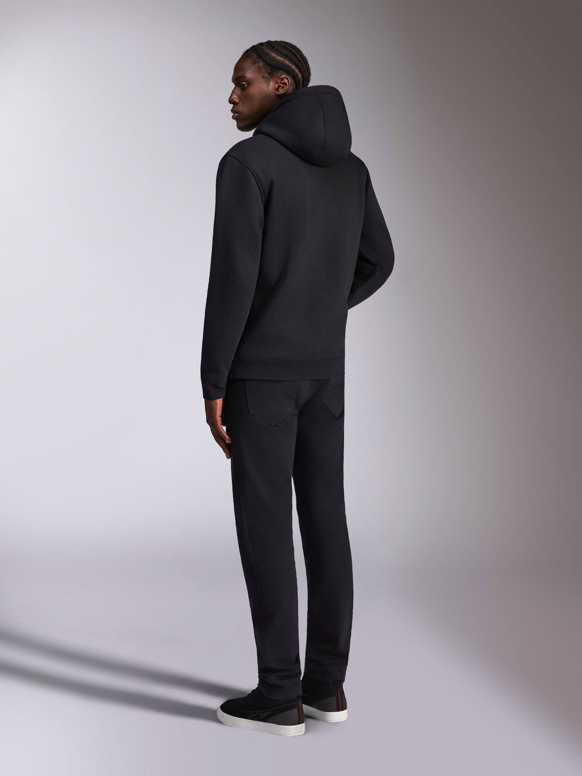 Alpinestars Pulse Hoodie, streetwear casual, preto, vista traseira de modelo a usar sweatshirt preta em fleece com capuz, design minimalista com punhos e bainha canelados