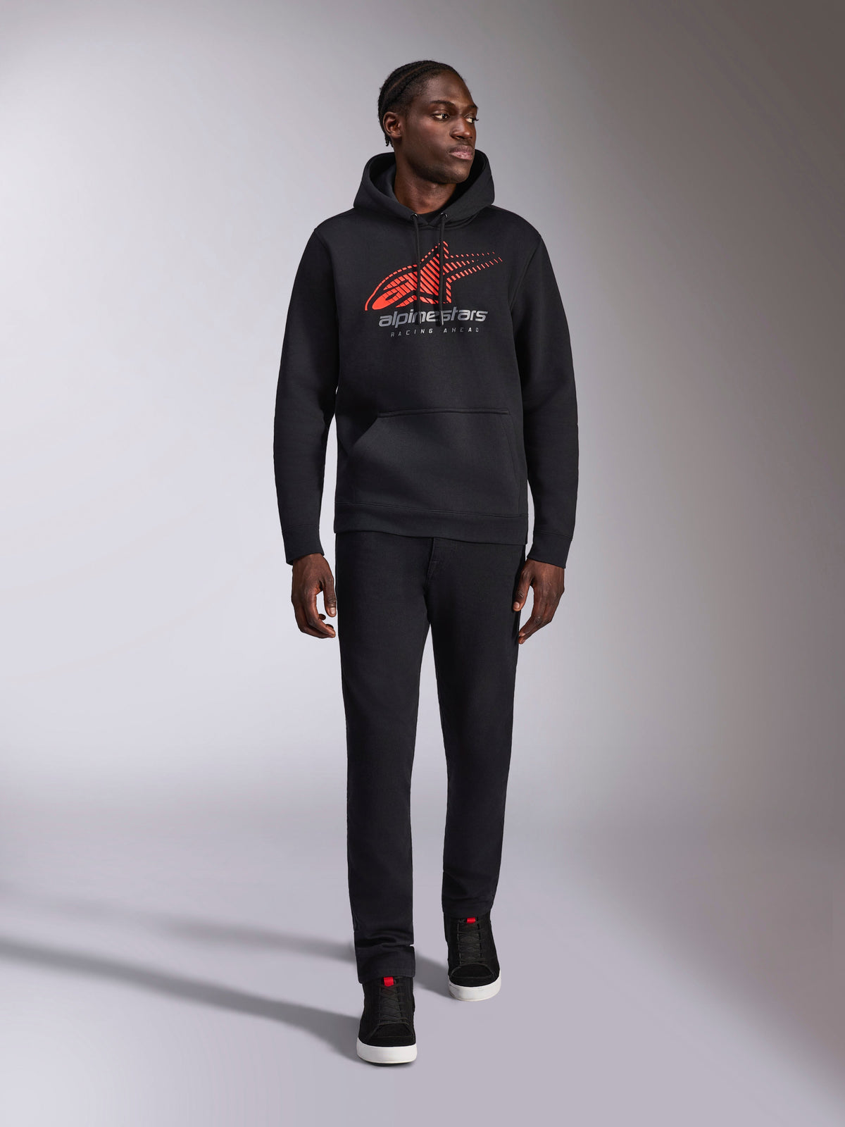 Alpinestars Pulse Hoodie, hoodie de streetwear casual preto, logótipo Astars Combo vermelho e cinzento com efeito speed line fade no peito, capuz com cordão, bolso frontal tipo canguru, mangas compridas, combinado com calças pretas e sapatilhas, design inspirado no desporto motorizado
