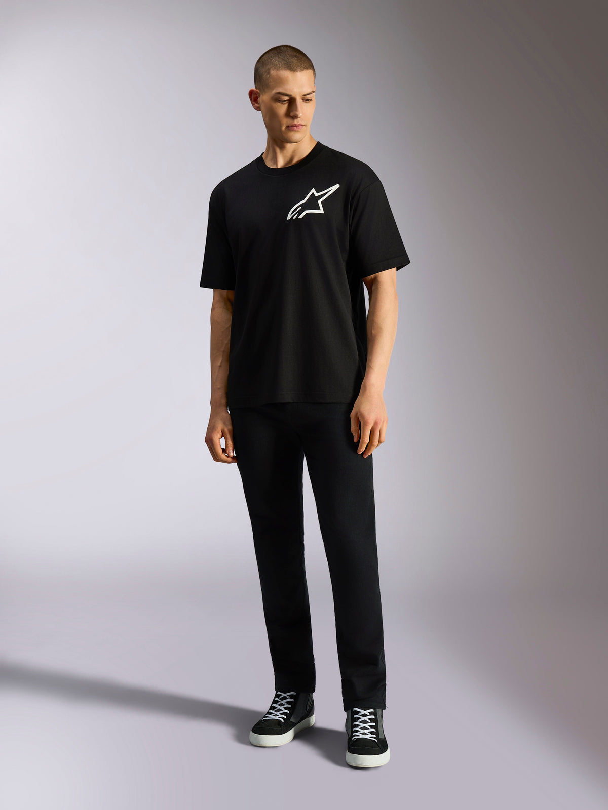 T-shirt Alpinestars One Oversized CSF, t-shirt de manga curta, preta, com logótipo Astars branco no peito, corte oversized, usada por modelo com calças pretas e sapatilhas, estilo casual lifestyle streetwear